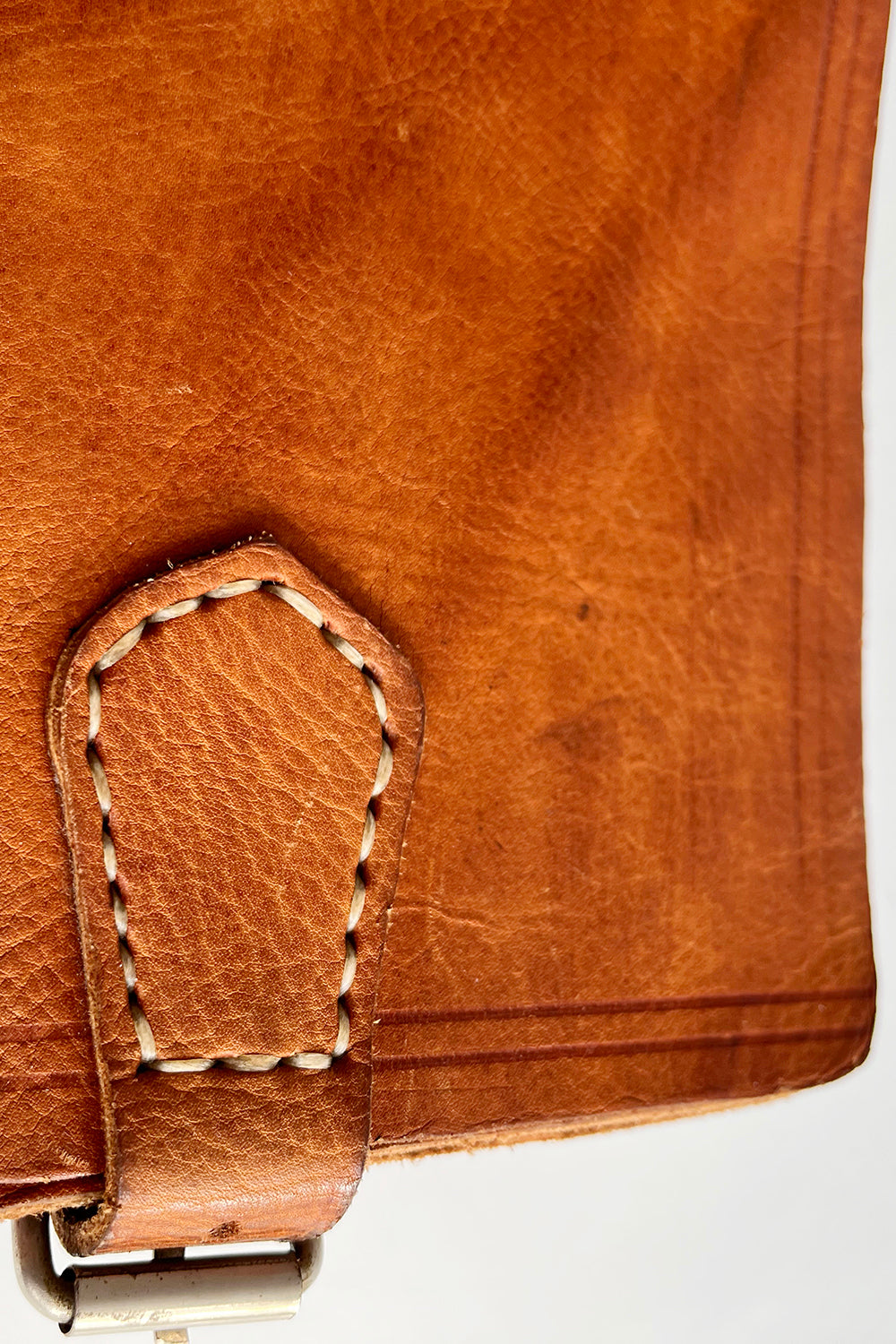  Detailfoto verstelbaar hengsel met metalen gesp vintage tuigleren schoudertas 