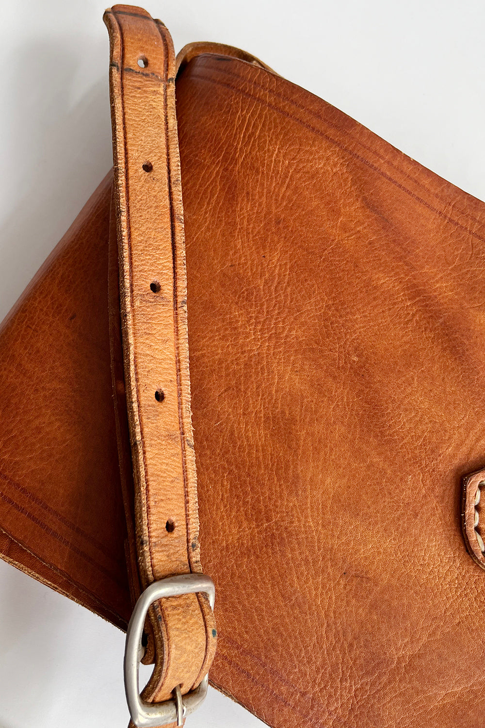  Detailfoto metalen gesp en leren sluiting vintage tuigleren zadeltas 