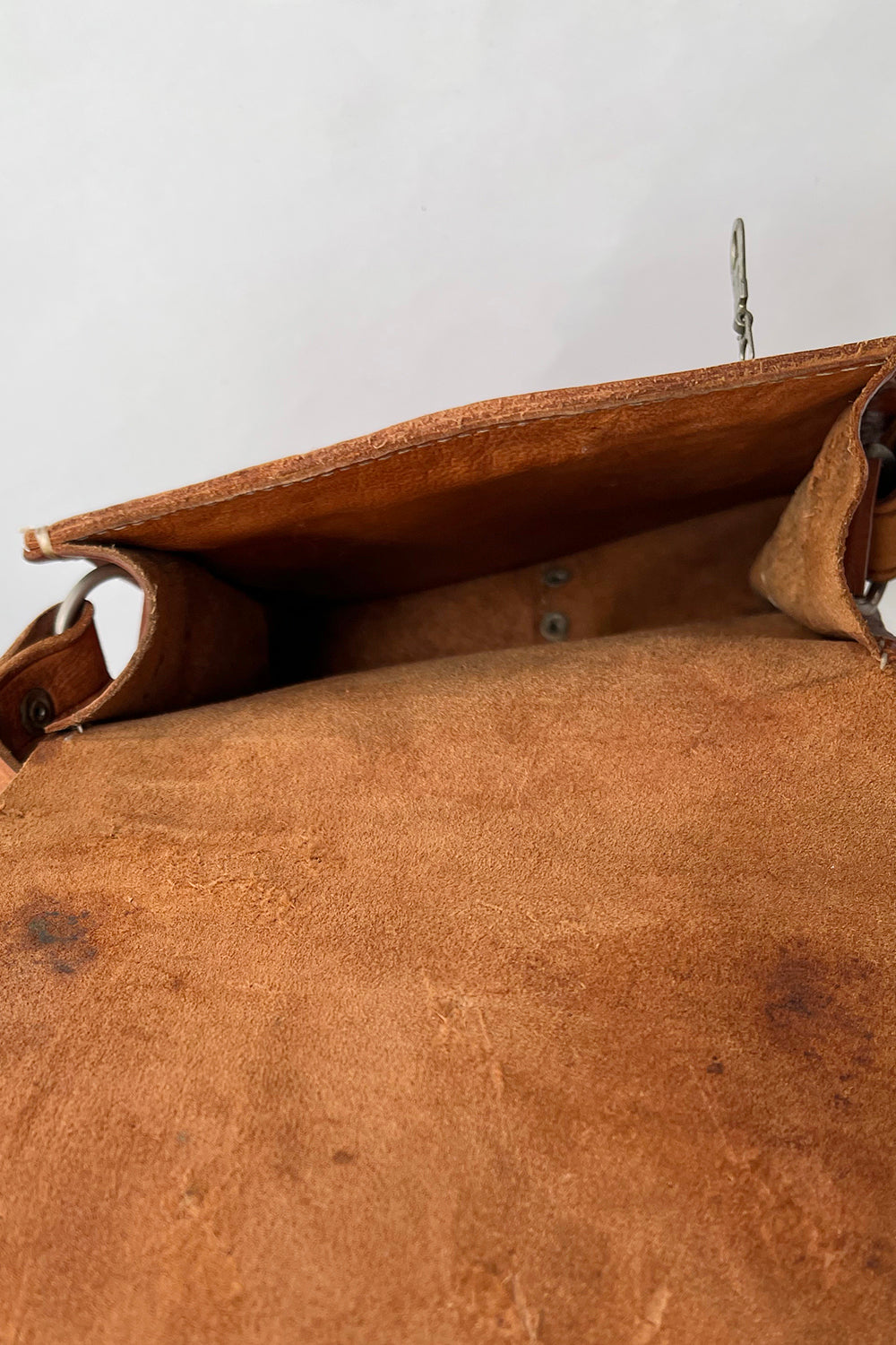  Binnenzijde vintage tuigleren zadeltas – suède voering en metalen bevestiging 