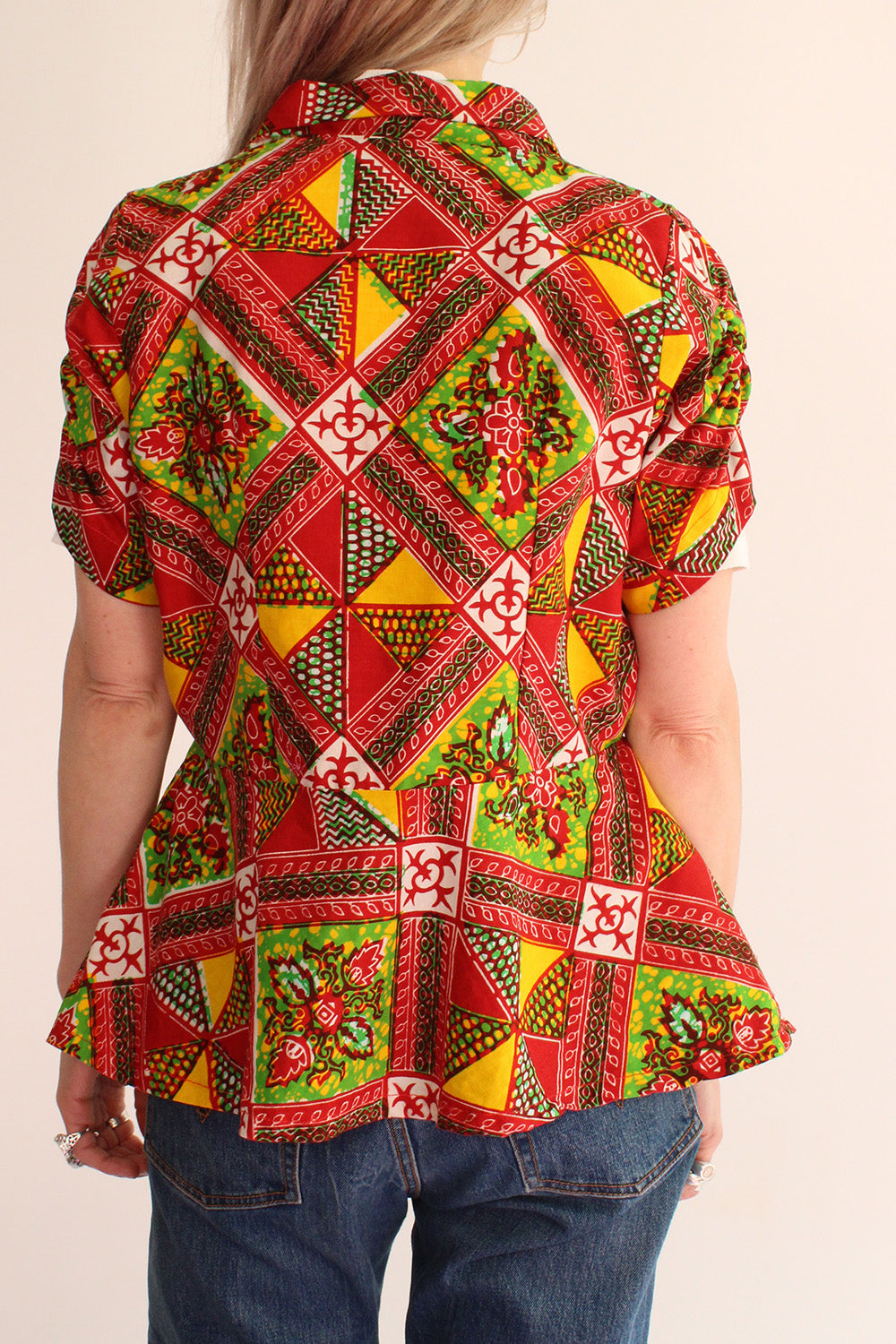 Vintage jaren 70 handgemaakte Afrikaanse batik peplum tuniek rood-groen-oranje-geel-wit achterkant - katoenen tuniek achterzijde 