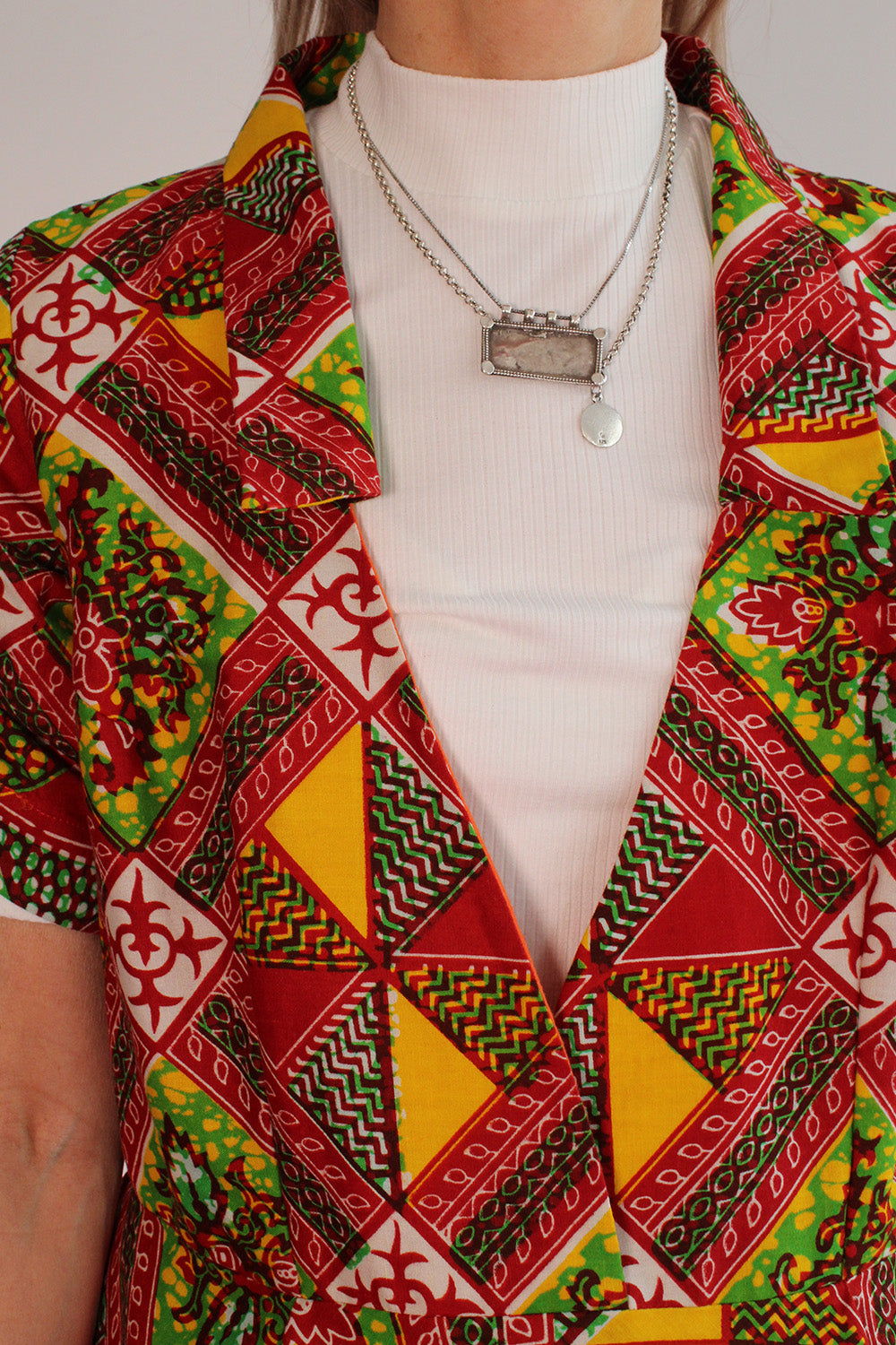 Vintage jaren 70 handgemaakte Afrikaanse batik peplum tuniek rood-groen-oranje-geel-wit voorkant - katoenen tuniek met grote V-hals