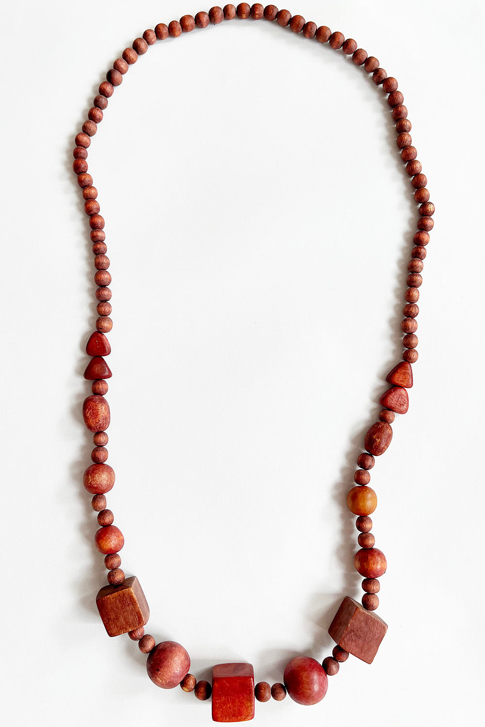 Vintage handgemaakte houten kralenketting rood plat gelegd - lange ketting met ronde en vierkante kralen detail
