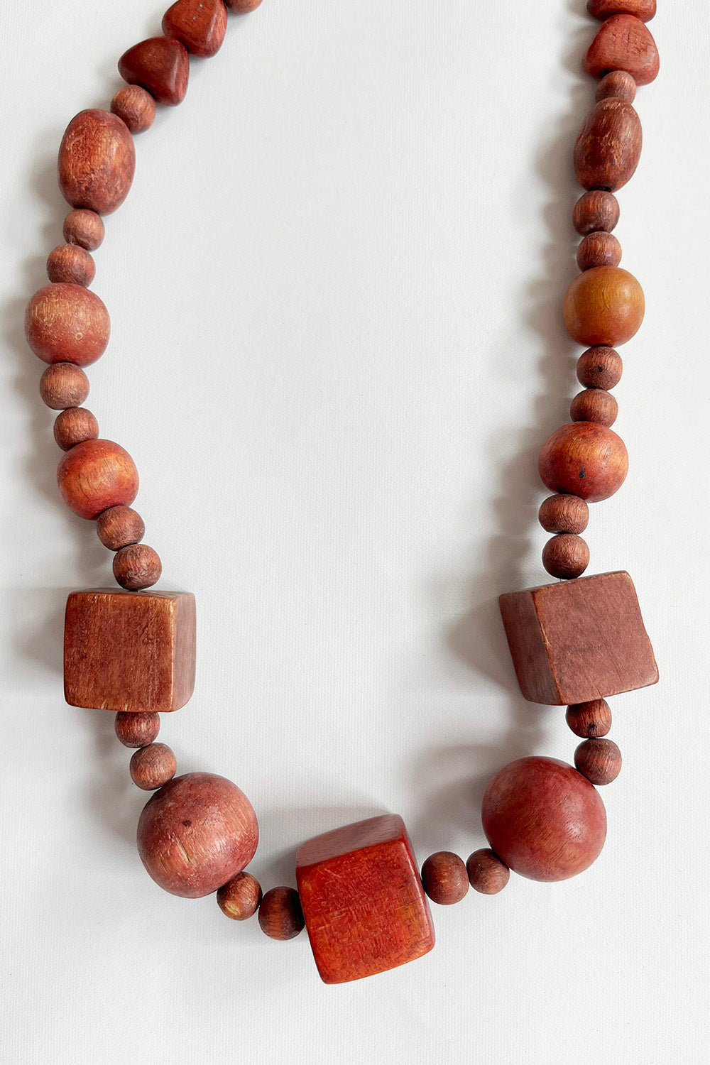 Vintage handgemaakte houten kralenketting rood - lange ketting met ronde en vierkante kralen 96 cm