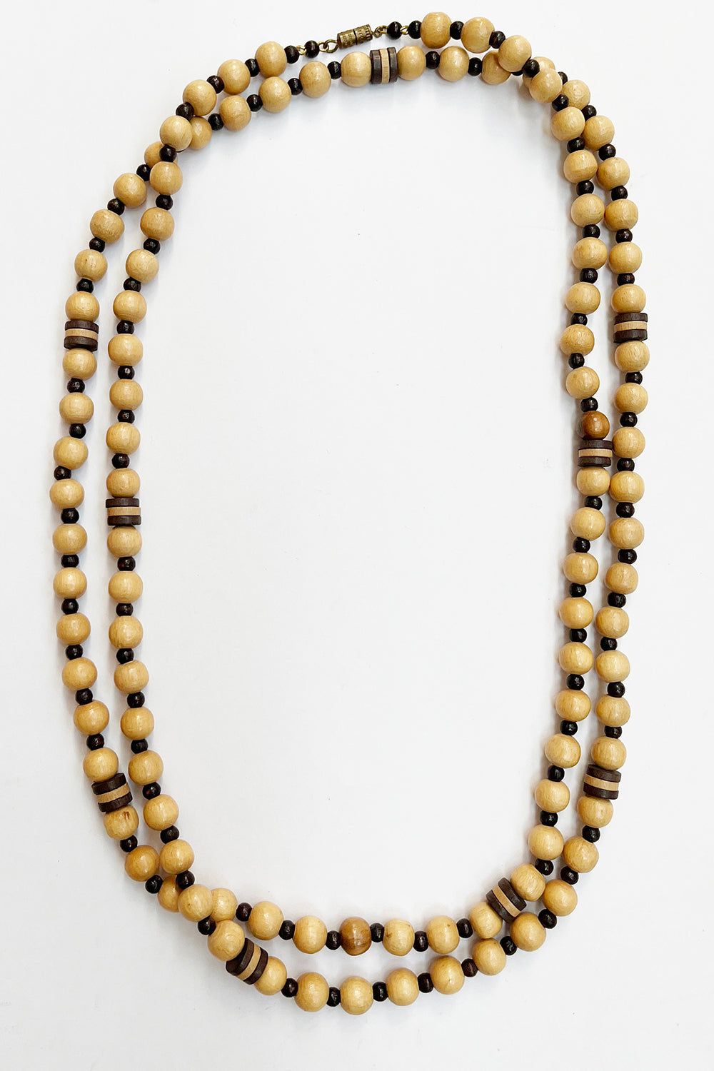 Vintage houten kralenketting beige-bruin gedragen dubbel - lange ketting styling
