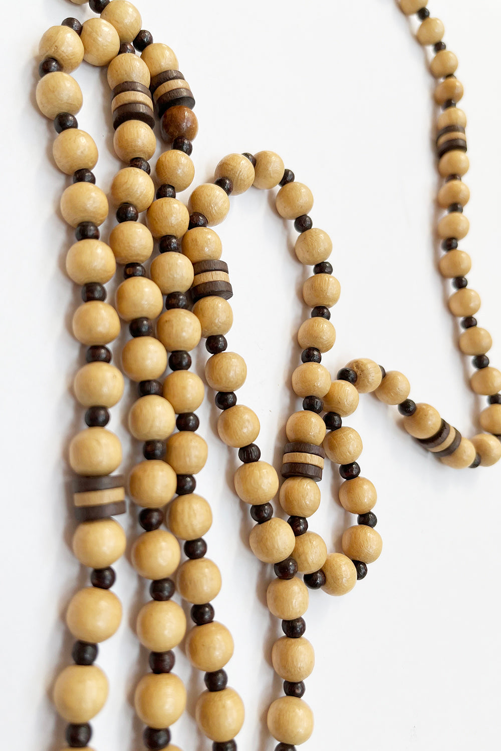 Vintage houten kralenketting beige-bruin gedragen enkel - lange ketting styling