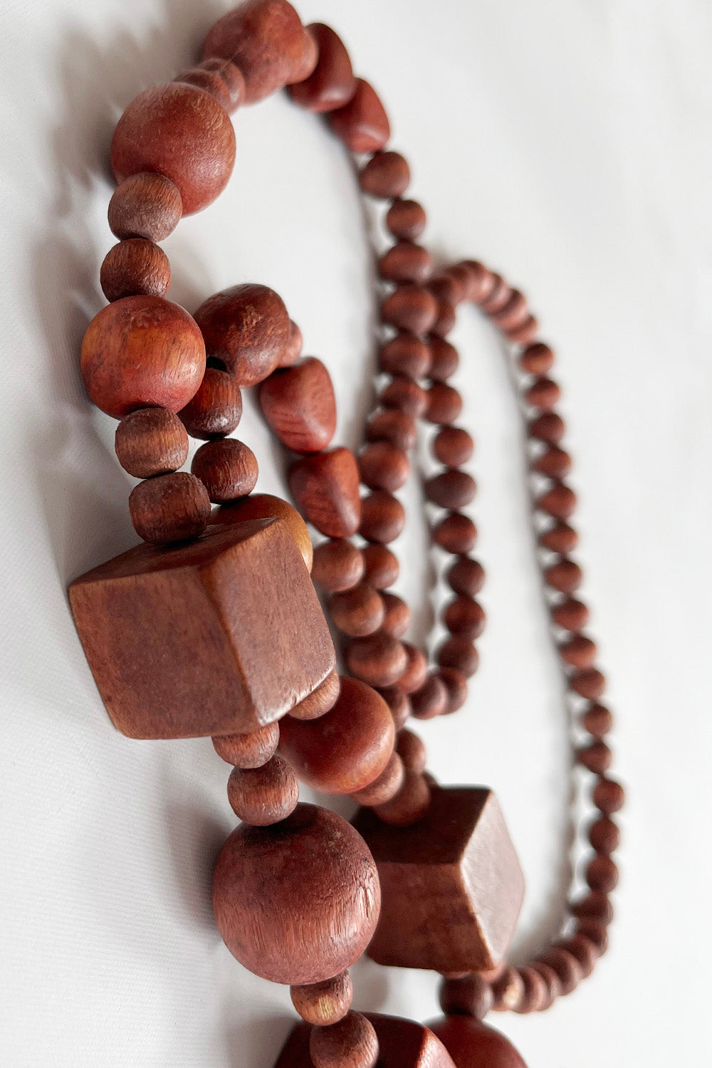 Vintage handgemaakte houten kralenketting rood detail kralen - close-up van rode houten kralen 2 cm