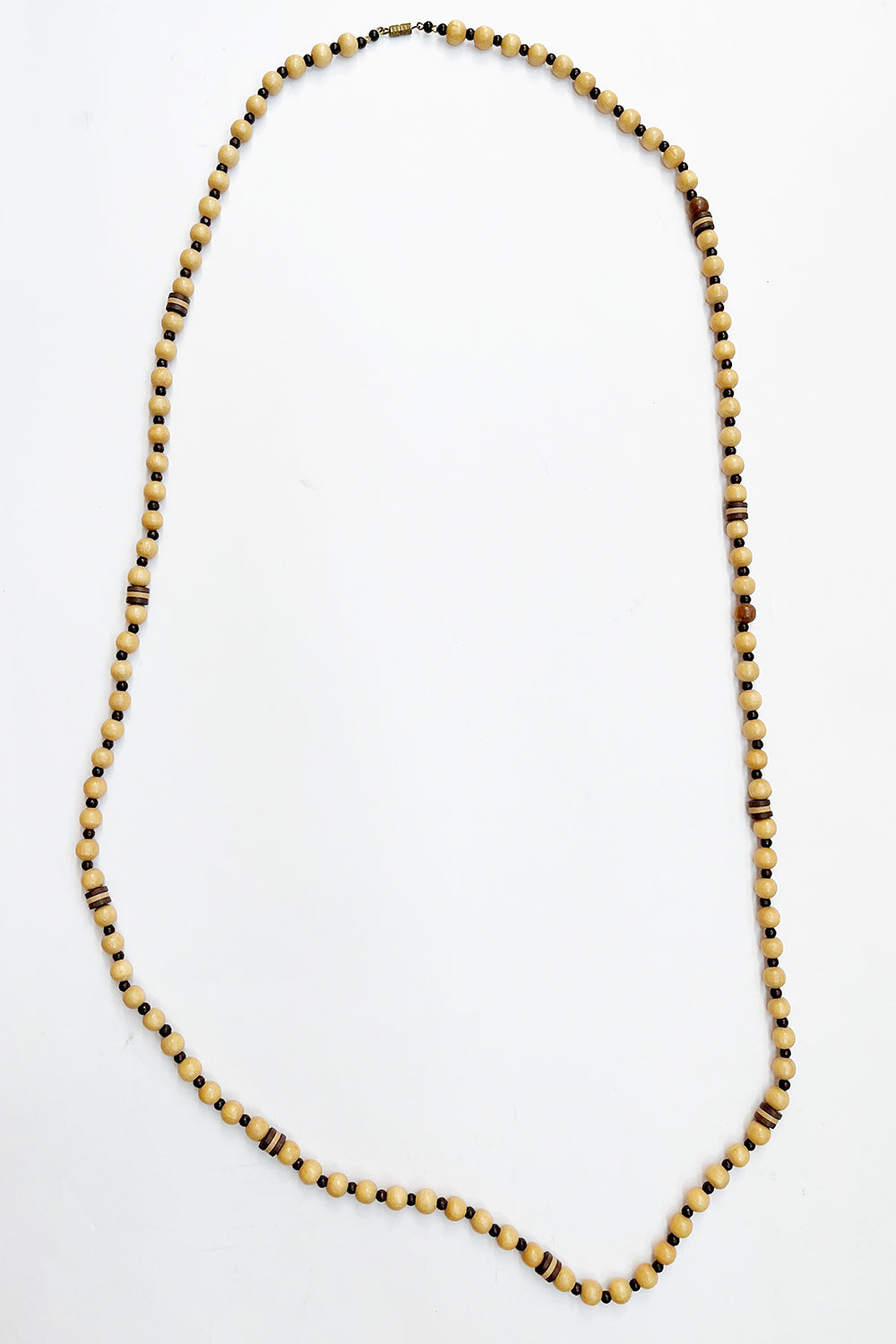 Vintage houten kralenketting beige-bruin plat gelegd - lange ketting detail
