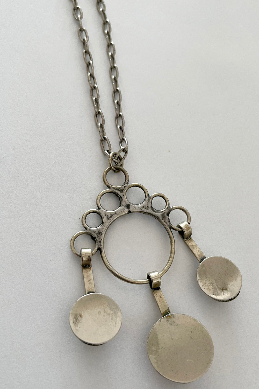 Achterkant hanger van metalen vintage 60s ketting, authentiek vintage sieraden Nederland