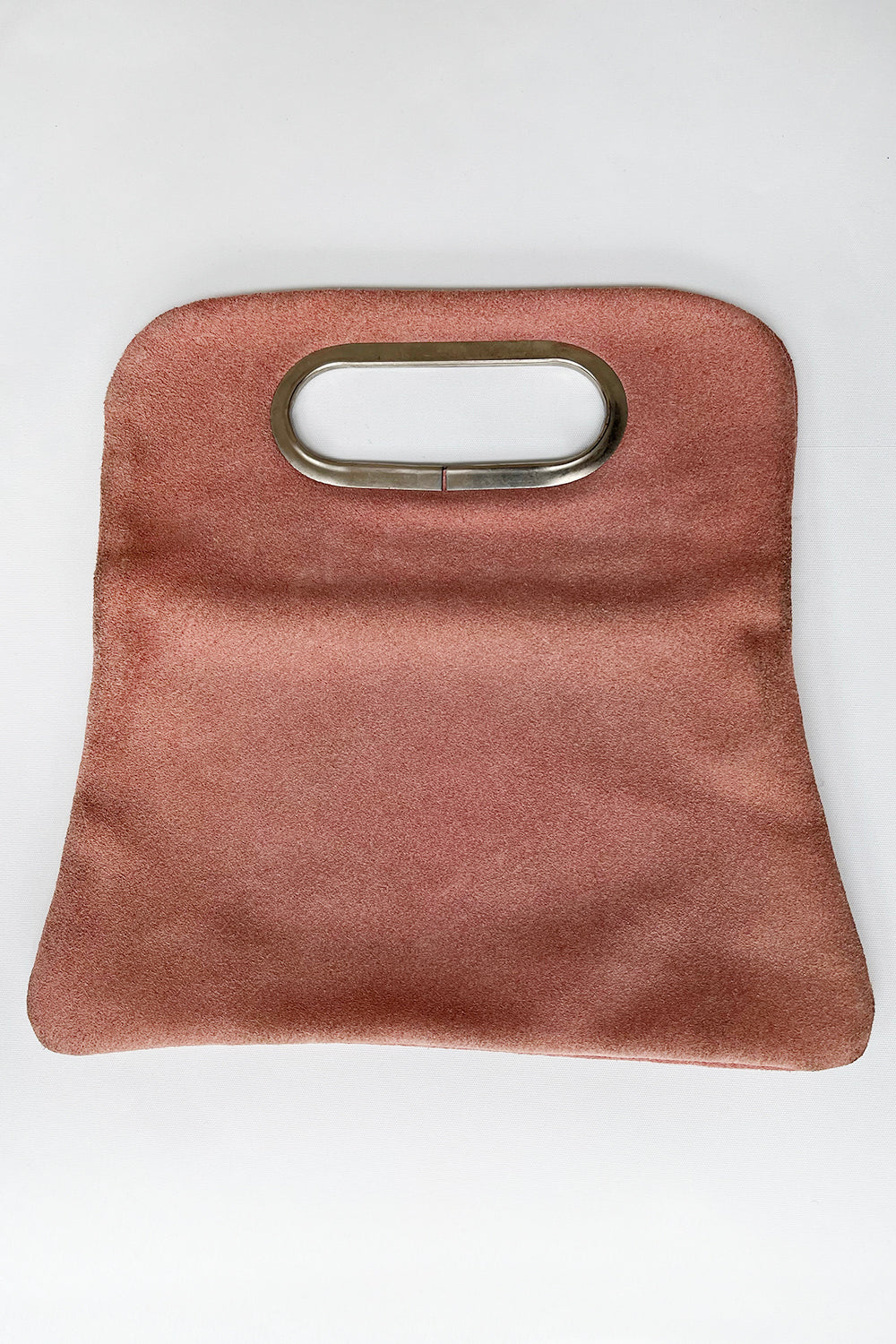 Vintage jaren 60 suede handtas roze met metalen handvat - statement tas met ritssluiting