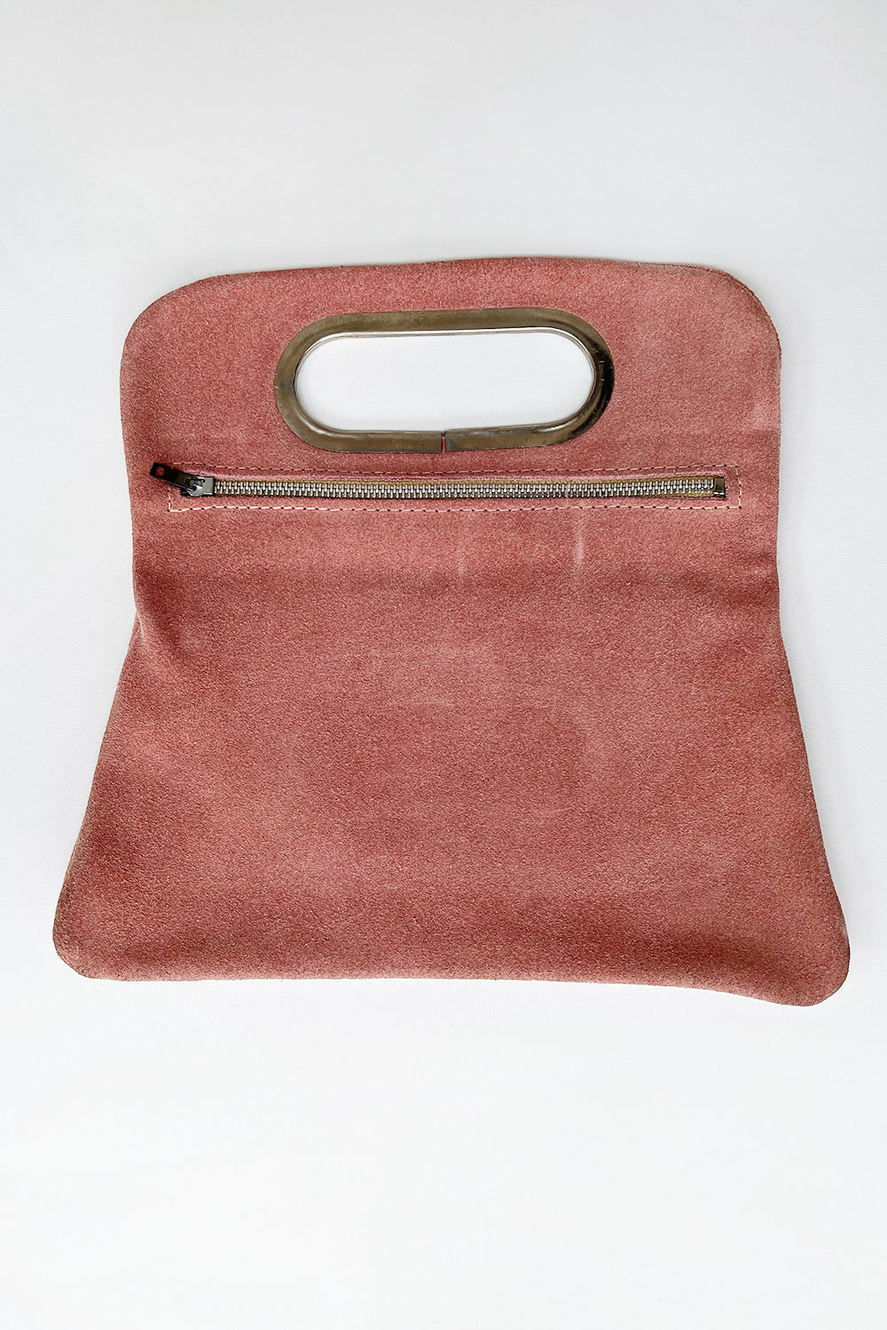 Vintage jaren 60 suede handtas roze met metalen handvat achterkant - suede statement tas achterzijde