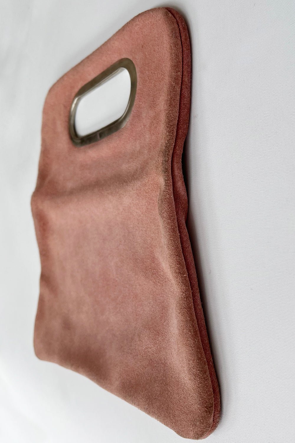 Vintage jaren 60 suede handtas roze met metalen handvat zijkant - suede statement tas