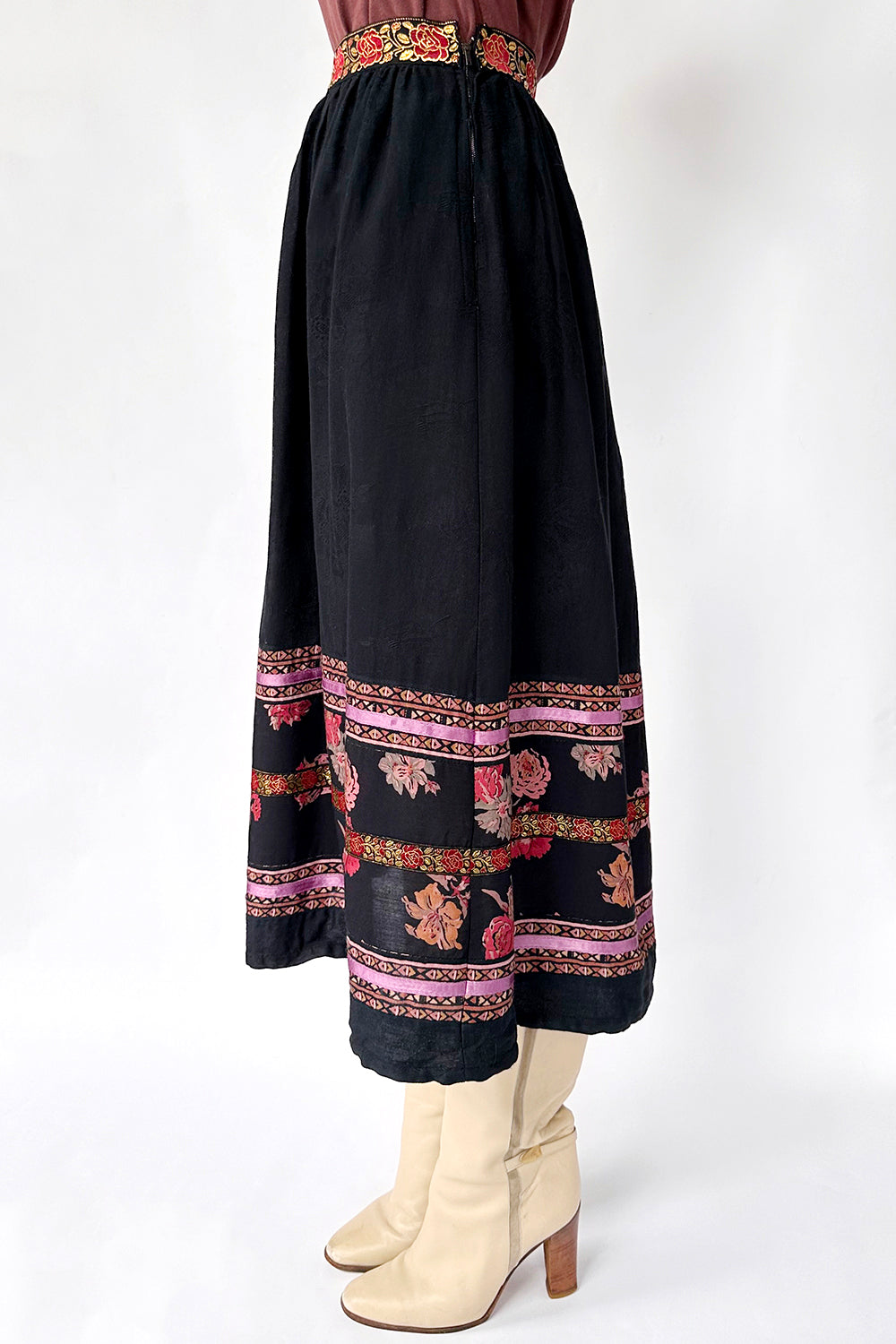 Zijaanzicht van vintage 1970s folklore damesrok met soepel vallende stof en decoratieve details