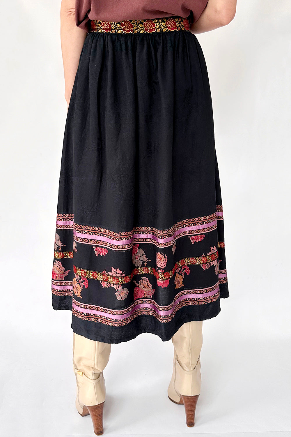 Achterkant van vintage jaren 70 folklore rok met doorlopend patroon en lange lengte