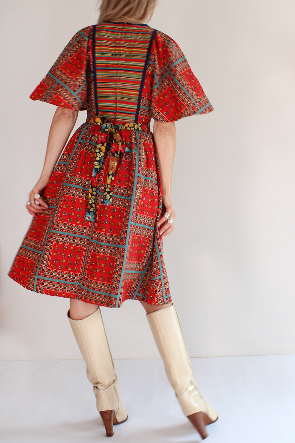 Vintage jaren 70 katoenen jurk rood-multi met patchwork print gedragen achterkant - jurk met wijde mouwen styling