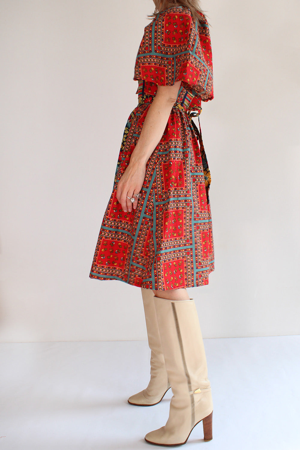 Vintage jaren 70 katoenen jurk rood-multi met patchwork print gedragen zijkant - jurk met grote aangeknipte mouwen