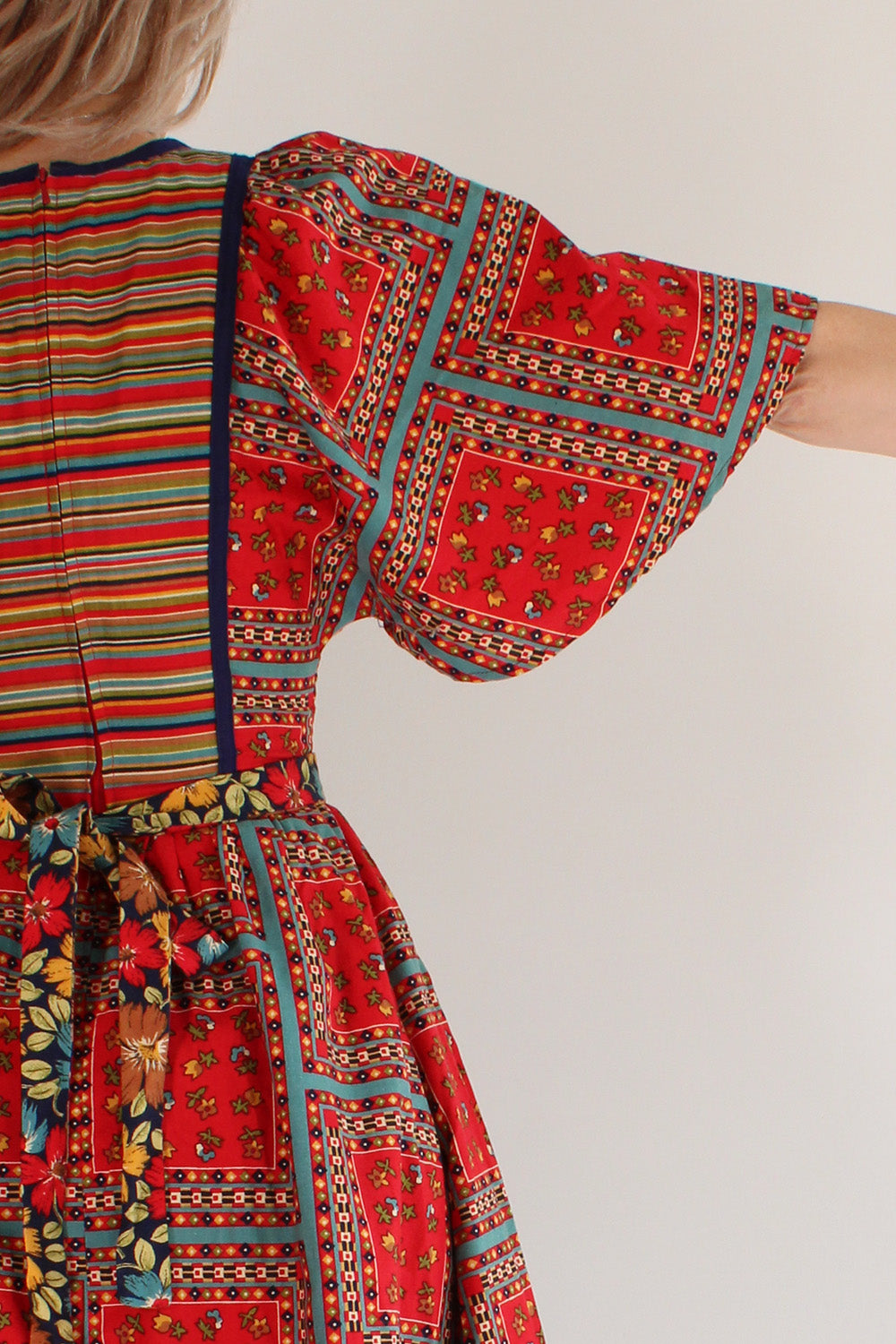 Vintage jaren 70 katoenen jurk rood-multi met patchwork print detail wijde mouw achterkant