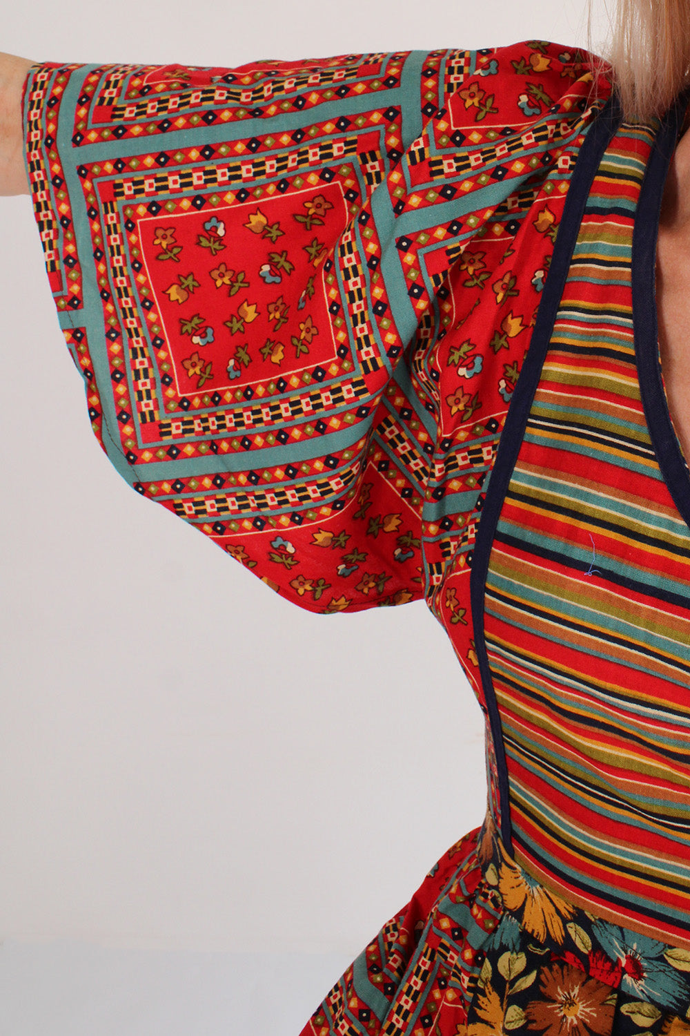 Vintage jaren 70 katoenen jurk rood-multi met patchwork print detail wijde mouw