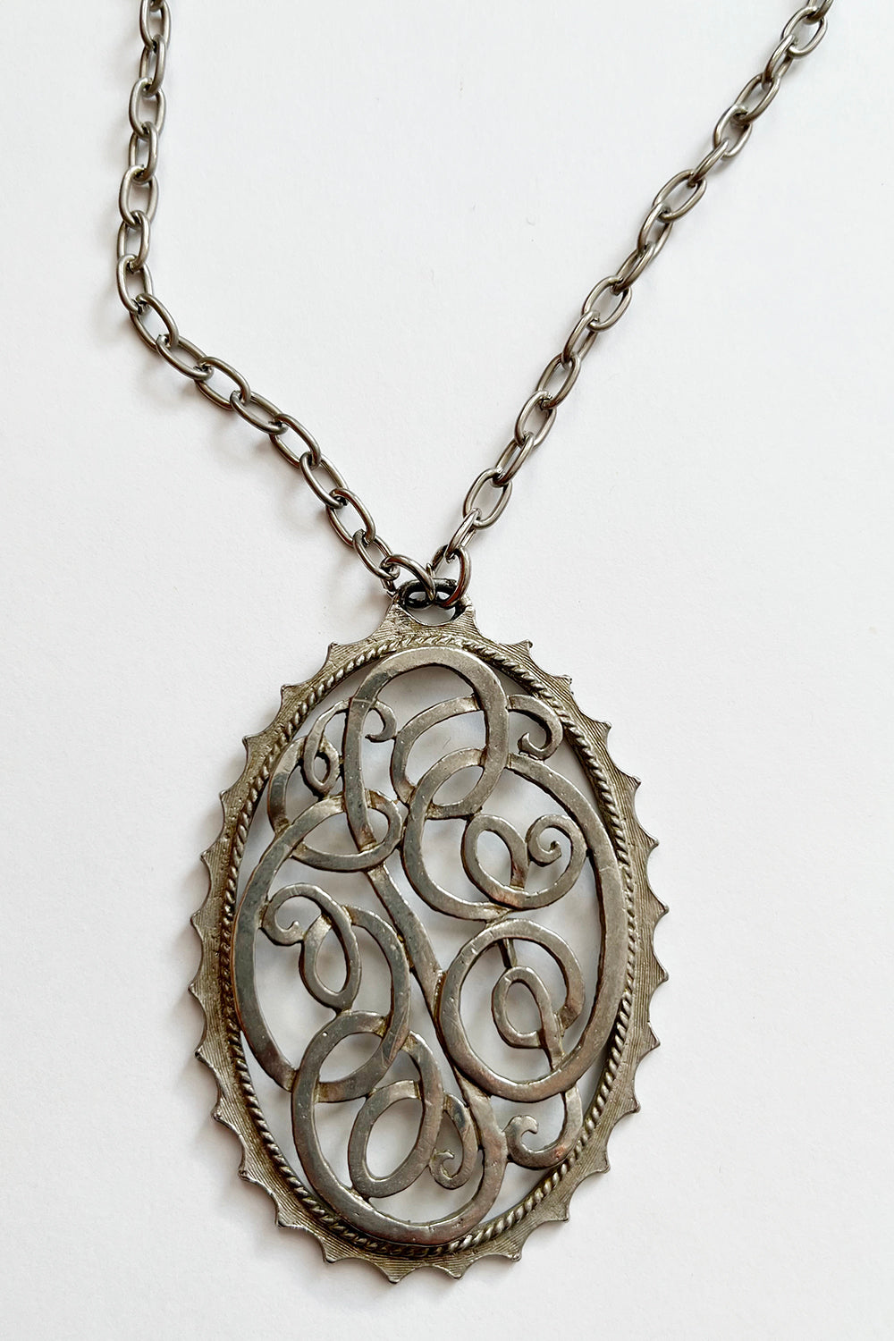 Authentieke vintage jaren 70 zilveren metalen ketting met grote sculptural hanger, 68 cm, one of a kind