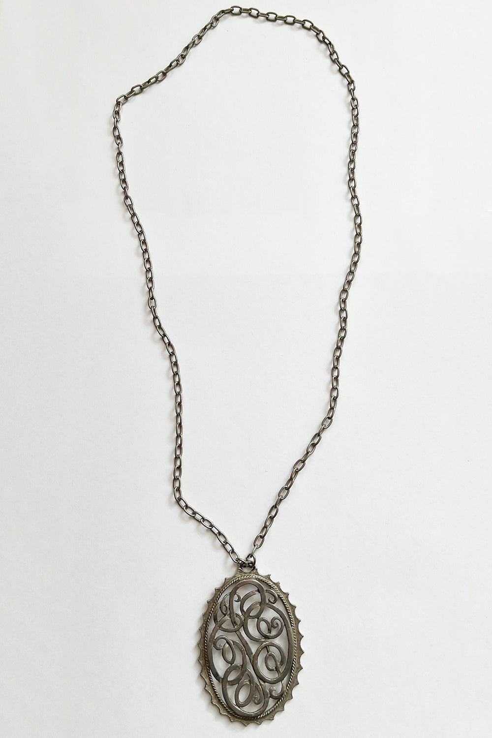 Lange authentieke zilveren metalen vintage jaren 70  ketting met grote sculptural hanger, 68 cm, one of a kind