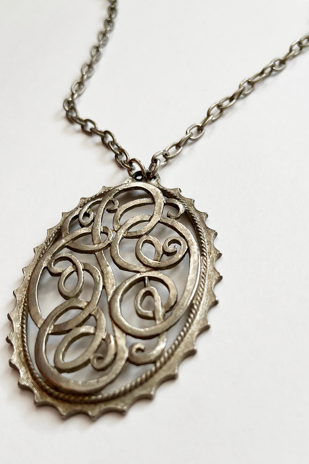 Detailfoto hanger voorkant: Detail grote zilveren metalen hanger vintage 1970s ketting, 7 x 4,5 cm, zeer goede staat
