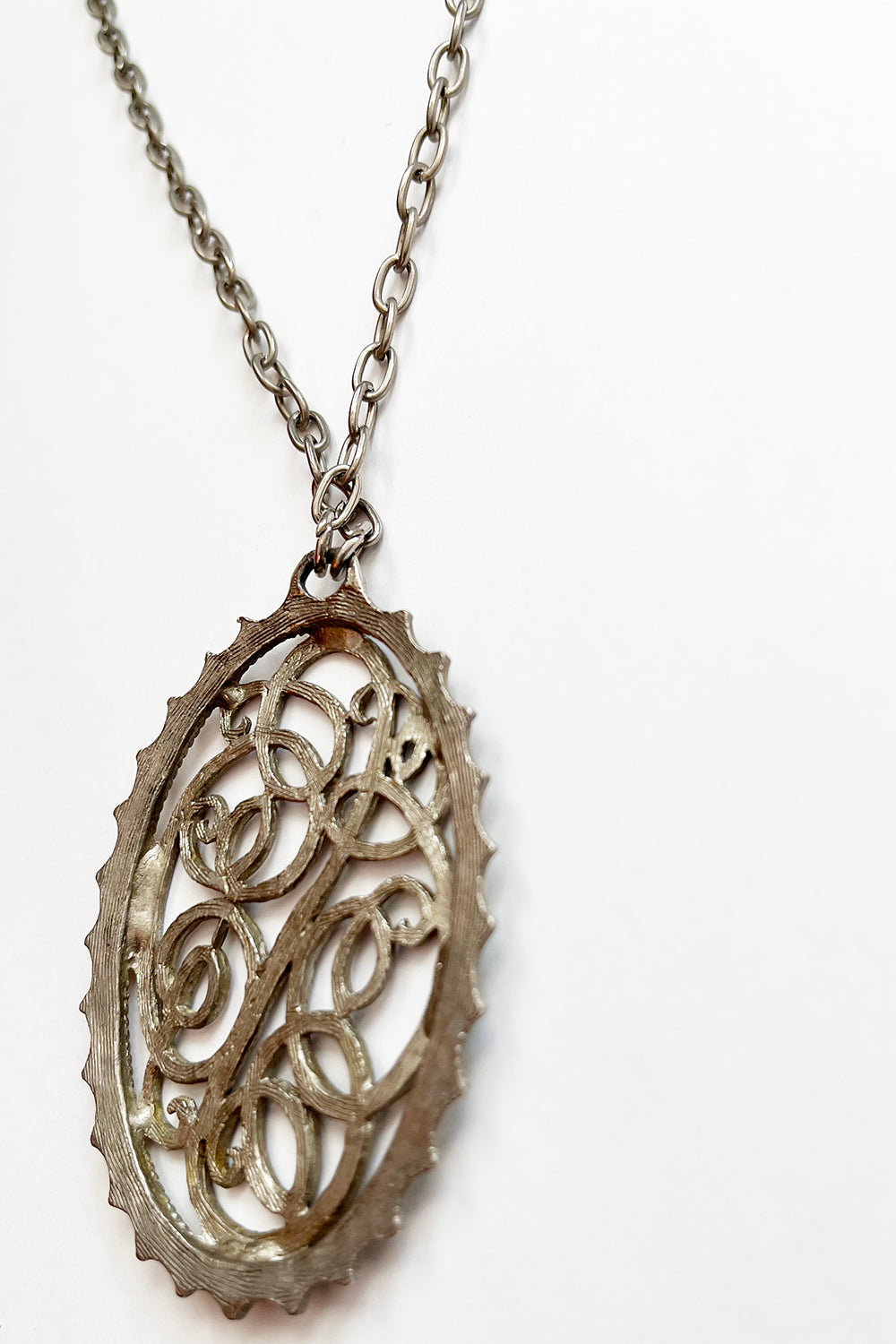 Achterkant vintage jaren 70 statement ketting zilver metaal, sculpturale hanger, authentiek vintage