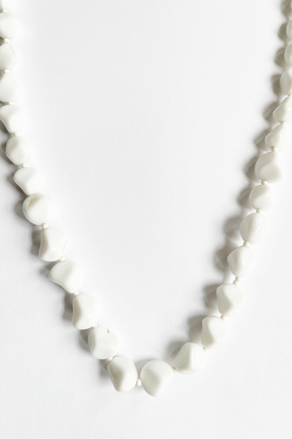Vintage jaren 80 kralenketting wit - zware ketting met steen en glaskraaltjes 72 cm