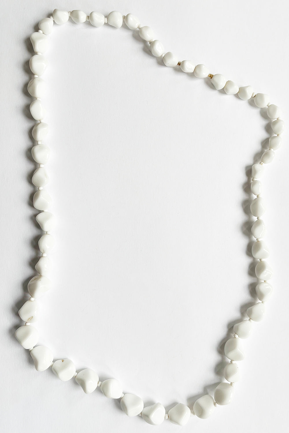 Vintage jaren 80 kralenketting wit gedragen - zware ketting met steen en glaskraaltjes styling