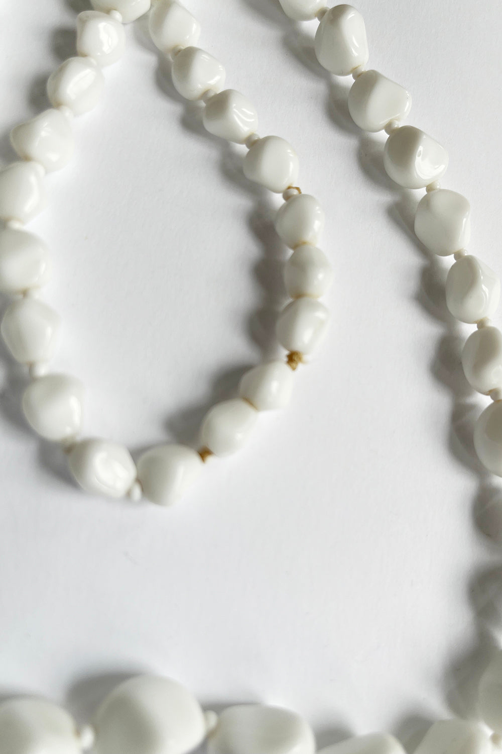 Vintage jaren 80 kralenketting wit plat gelegd - zware ketting met steen en glaskraaltjes detail
