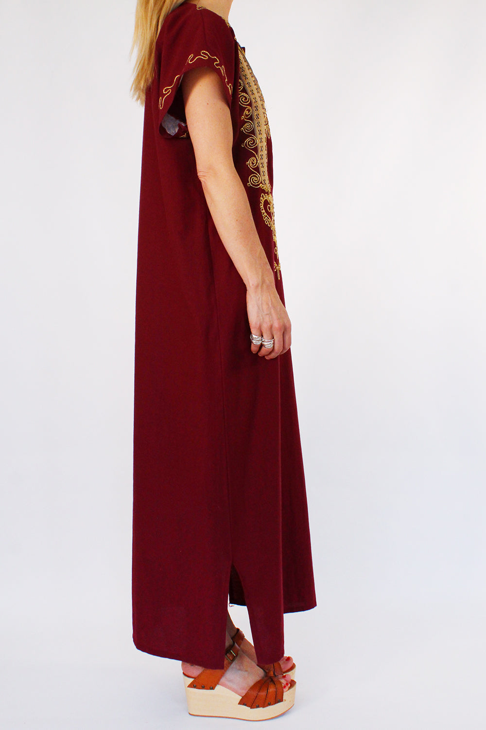 Vintage bohemian kaftan jurk bordeauxrood-goud-multi gedragen zijkant - wijd uitlopende jurk met aangeknipte mouw