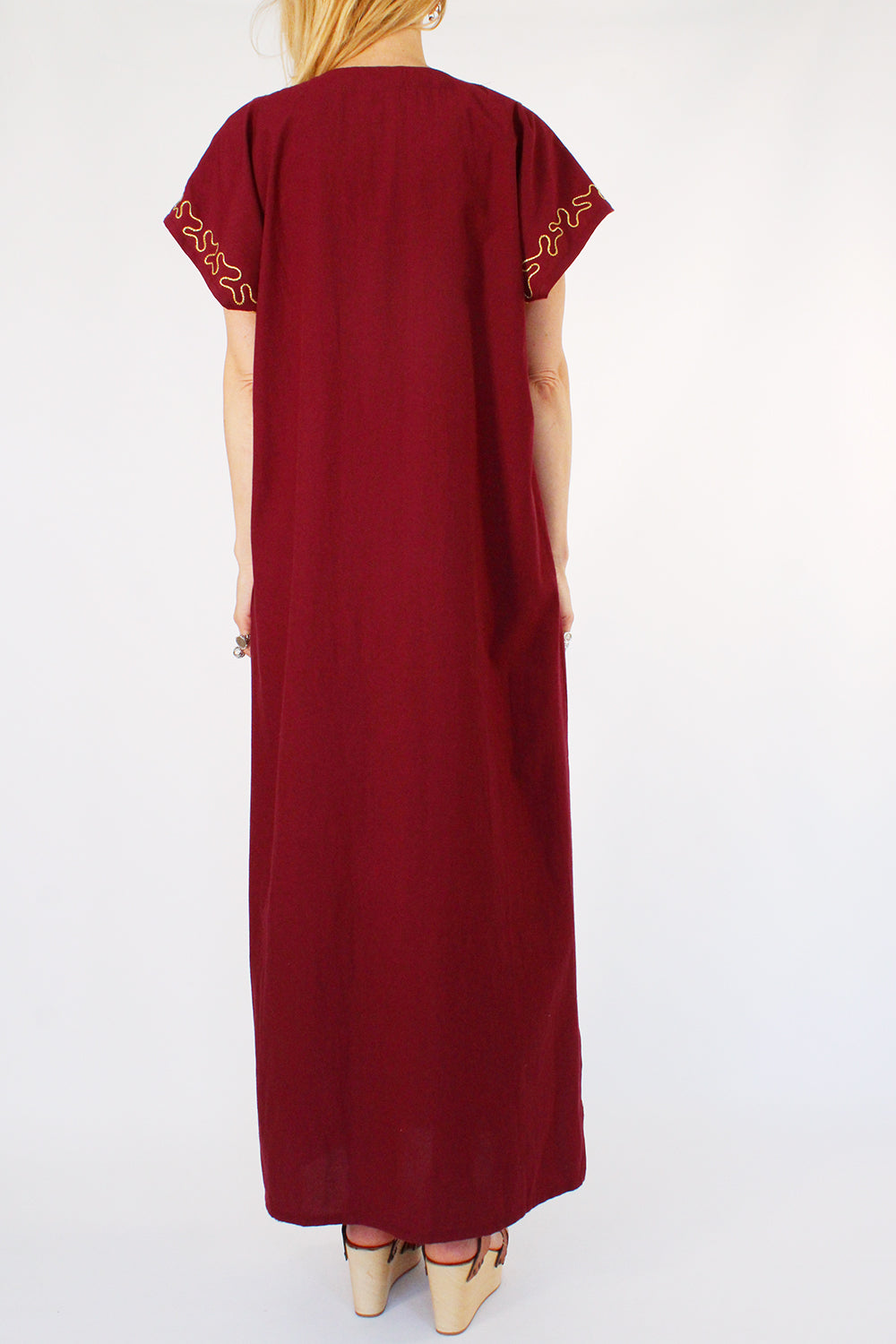 Vintage bohemian kaftan jurk bordeauxrood-goud-multi gedragen achterkant - wijd uitlopende loose fit jurk achterzijde