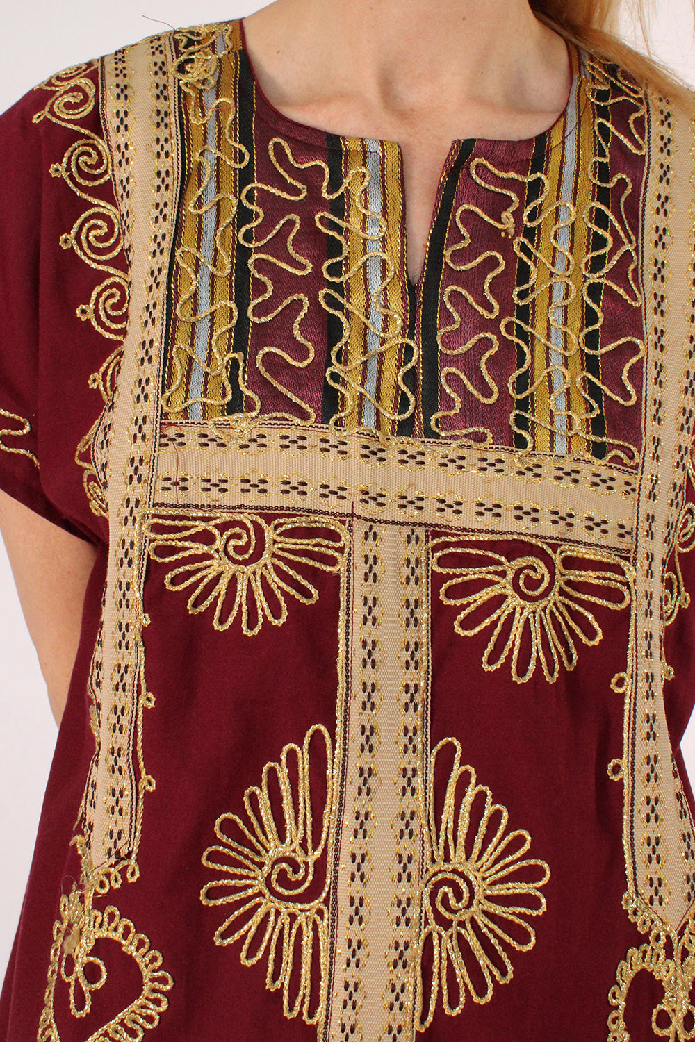 Vintage bohemian kaftan jurk bordeauxrood-goud-multi gedragen voorkant - details versierde hals voorzijde