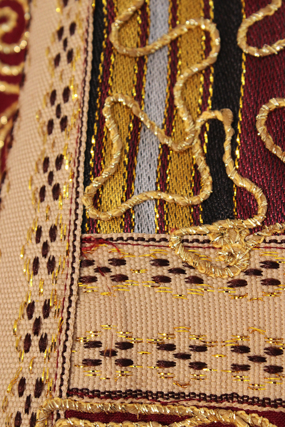  Vintage bohemian kaftan jurk bordeauxrood-goud-multi detail - close-up van goudkleurig metaaldraad en versiering
