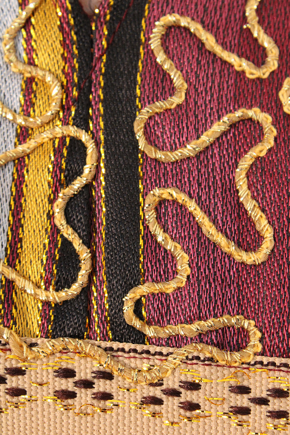  Vintage bohemian kaftan jurk bordeauxrood-goud-multi detail - close-up van goudkleurig metaaldraad en versiering