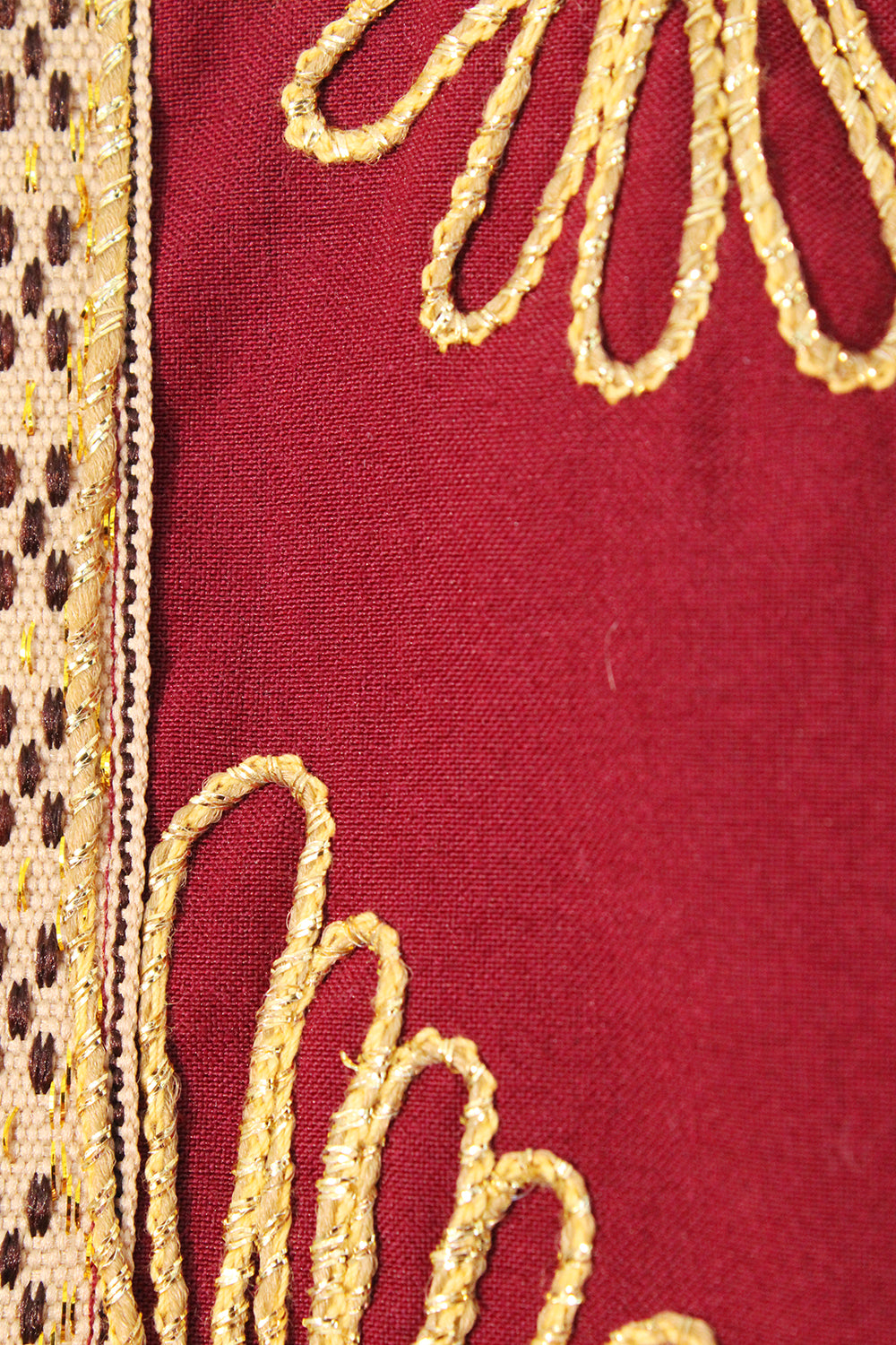  Vintage bohemian kaftan jurk bordeauxrood-goud-multi detail - close-up van goudkleurig metaaldraad en stofstructuur