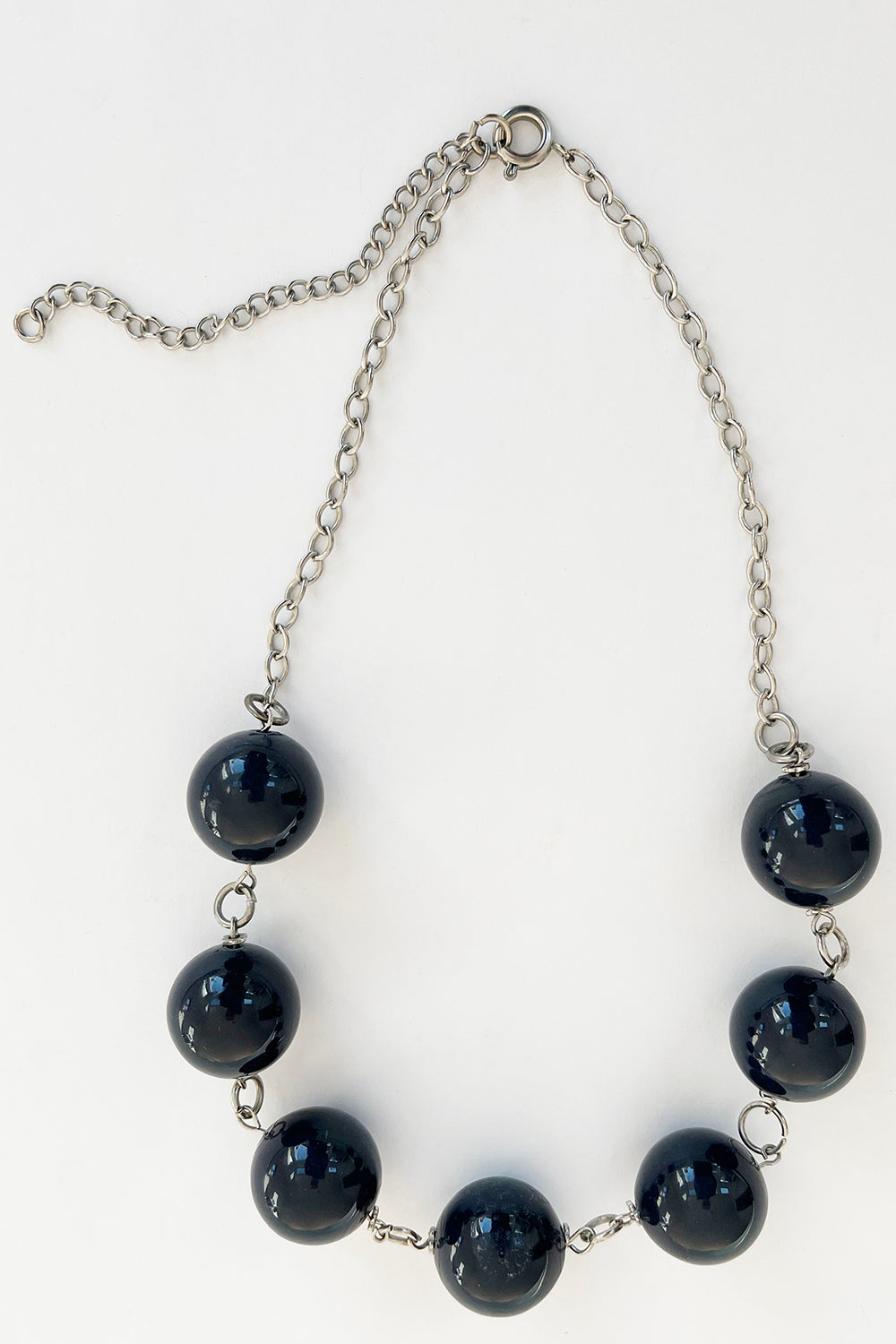 Vintage kralenketting donkerblauw-zilver gedragen - plastic kralen met metalen sluiting styling