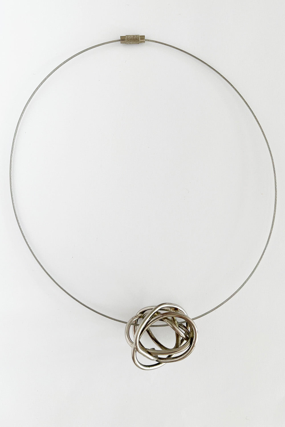 Vintage handgemaakte metalen choker ketting zilverkleurig plat gelegd - choker met hanger detail