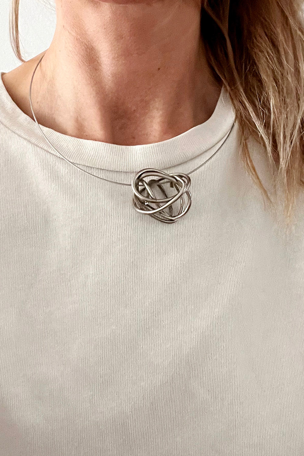 Vintage handgemaakte metalen choker ketting zilverkleurig gedragen - choker met hanger styling