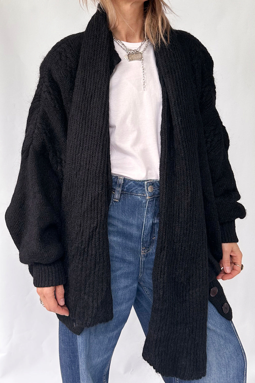 Vintage jaren 80 oversized gebreid vest in zwart, heldere productfotografie op witte achtergrond