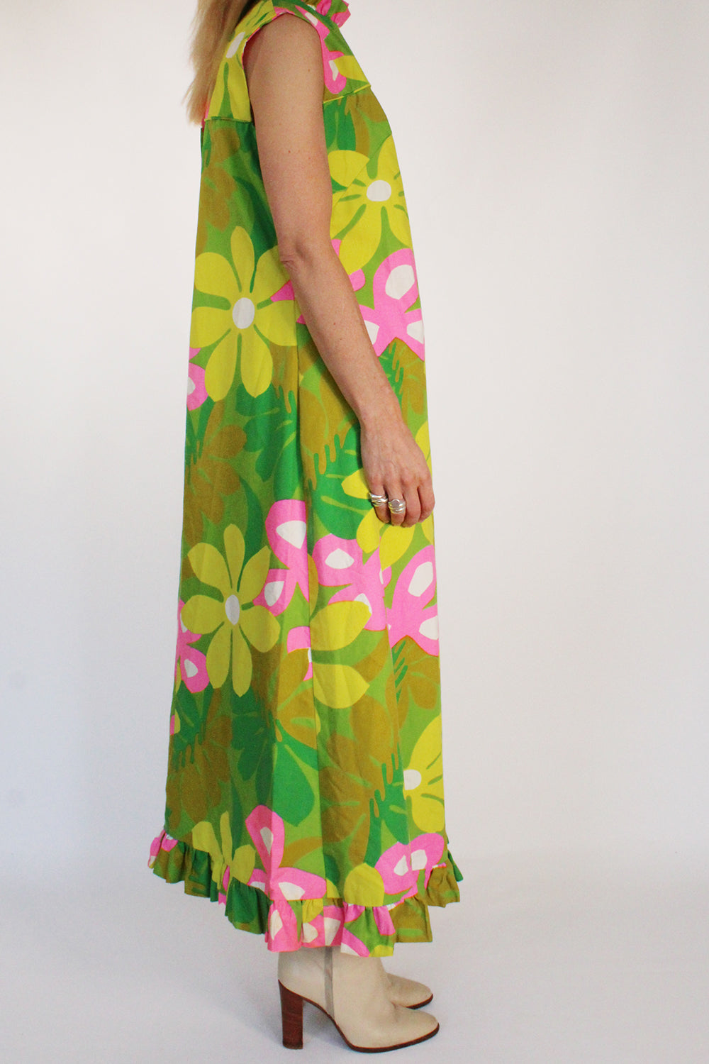 Vintage jaren 60 handgemaakte Hawaii jurk groen-multi met floral print gedragen zijkant - katoenen wijd uitlopende jurk