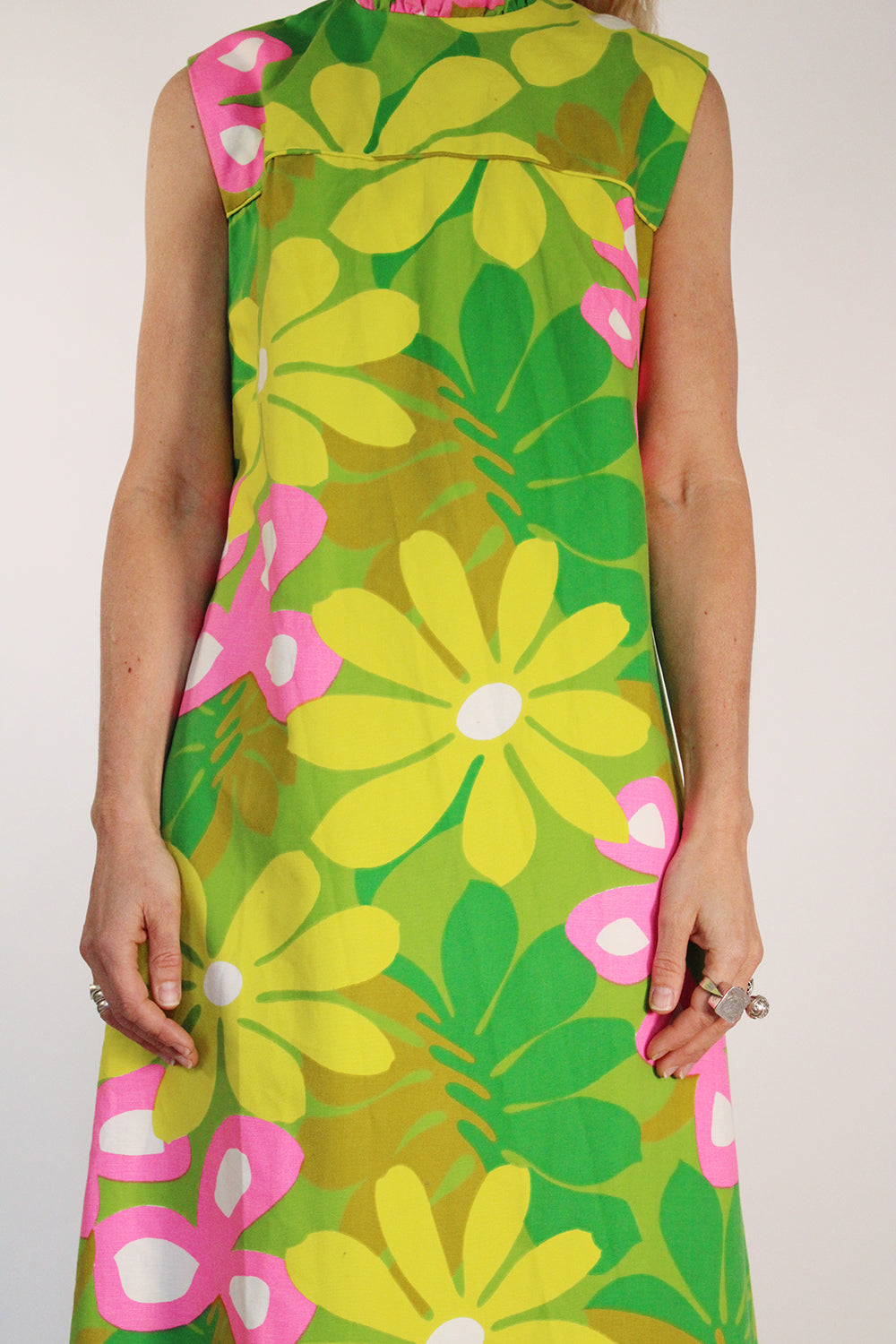 Vintage jaren 60 handgemaakte Hawaii jurk groen-multi met floral print gedragen voorkant - detail katoenen wijd uitlopende jurk styling

