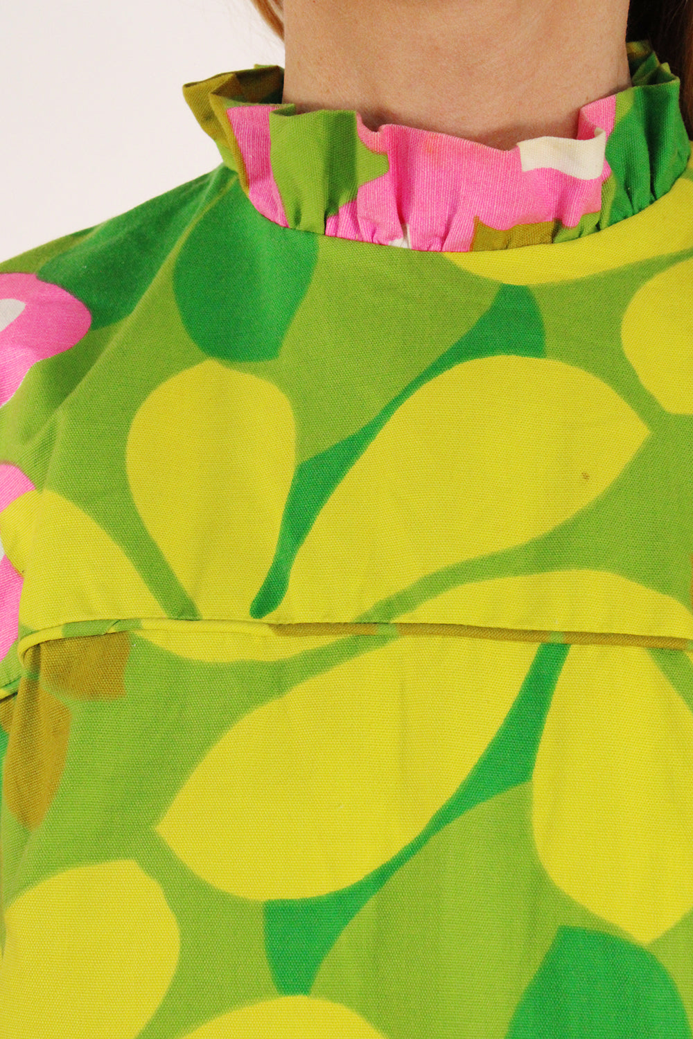 Vintage jaren 60 handgemaakte Hawaii jurk groen-multi met floral print detail kraagje - close-up van opstaand ruffle kraagje voorkant
