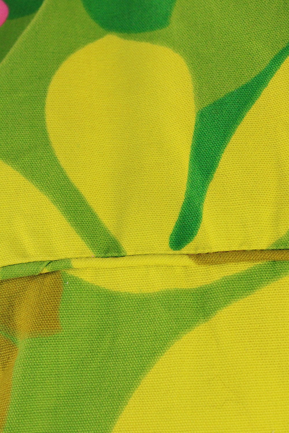 Vintage jaren 60 handgemaakte Hawaii jurk groen-multi met floral print detail - close-up van Hawaii floral print patroon