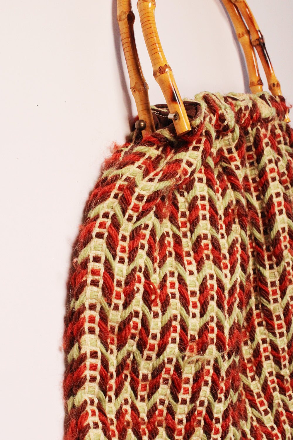 Vintage sixties gebreide tas met bamboe hengsel