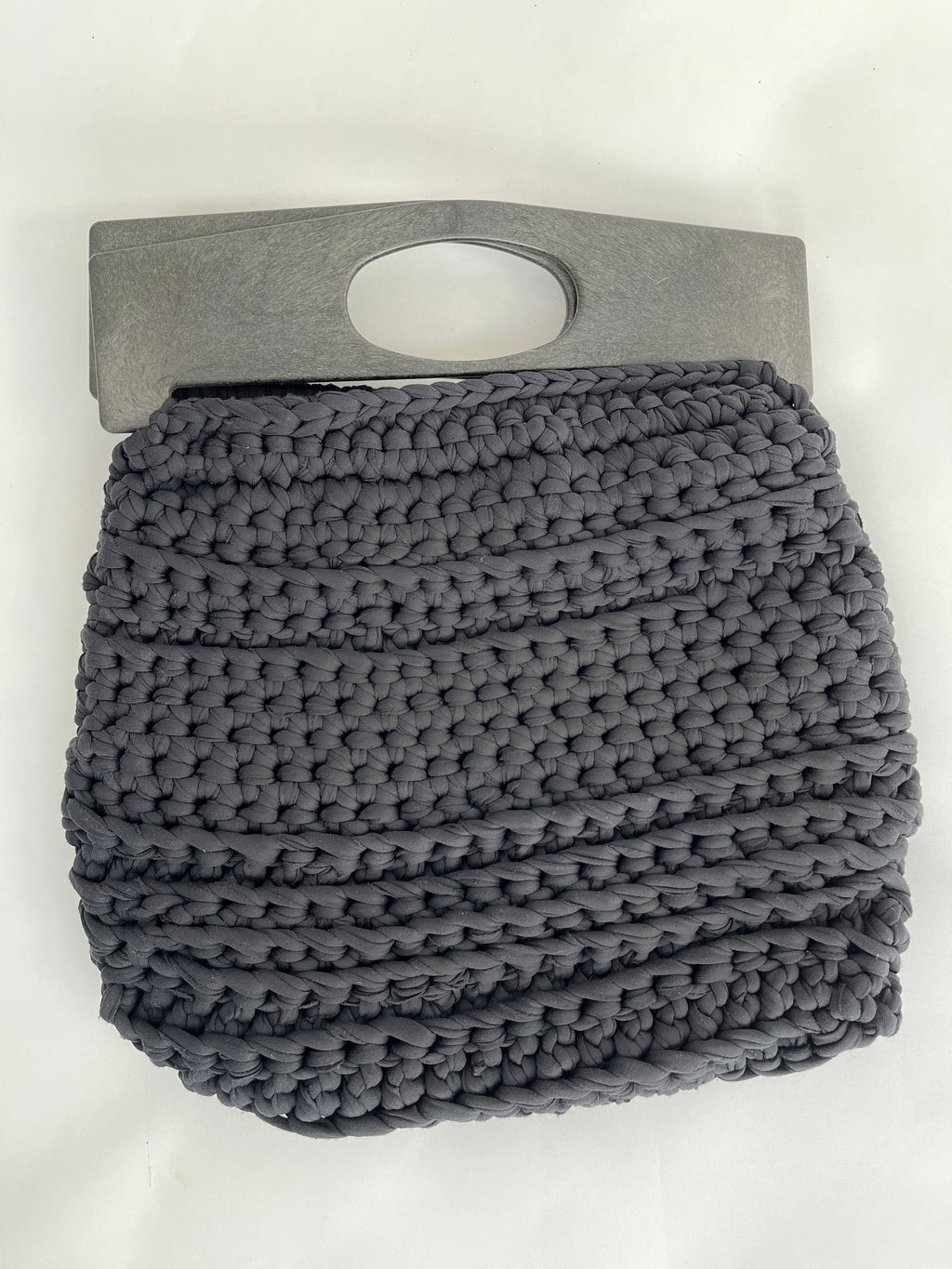 Vintage jaren 60 geknoopte handtas zwart met grote plastic handvatten voorkant - statement tas