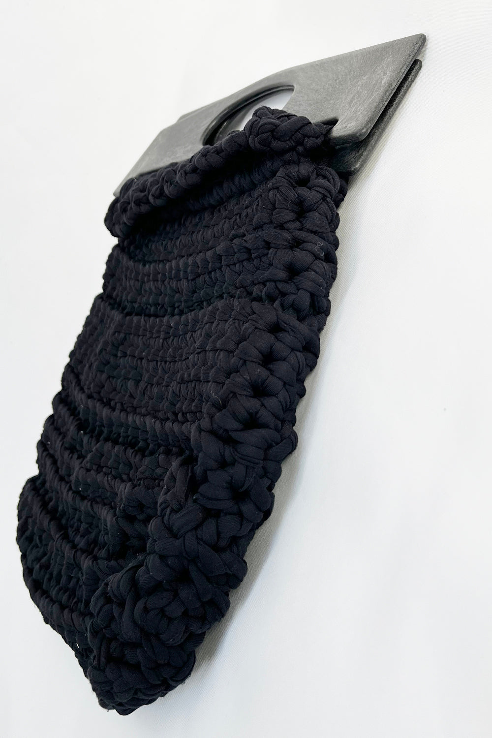 Vintage jaren 60 geknoopte handtas zwart met grote plastic handvatten zijkant - statement tas styling