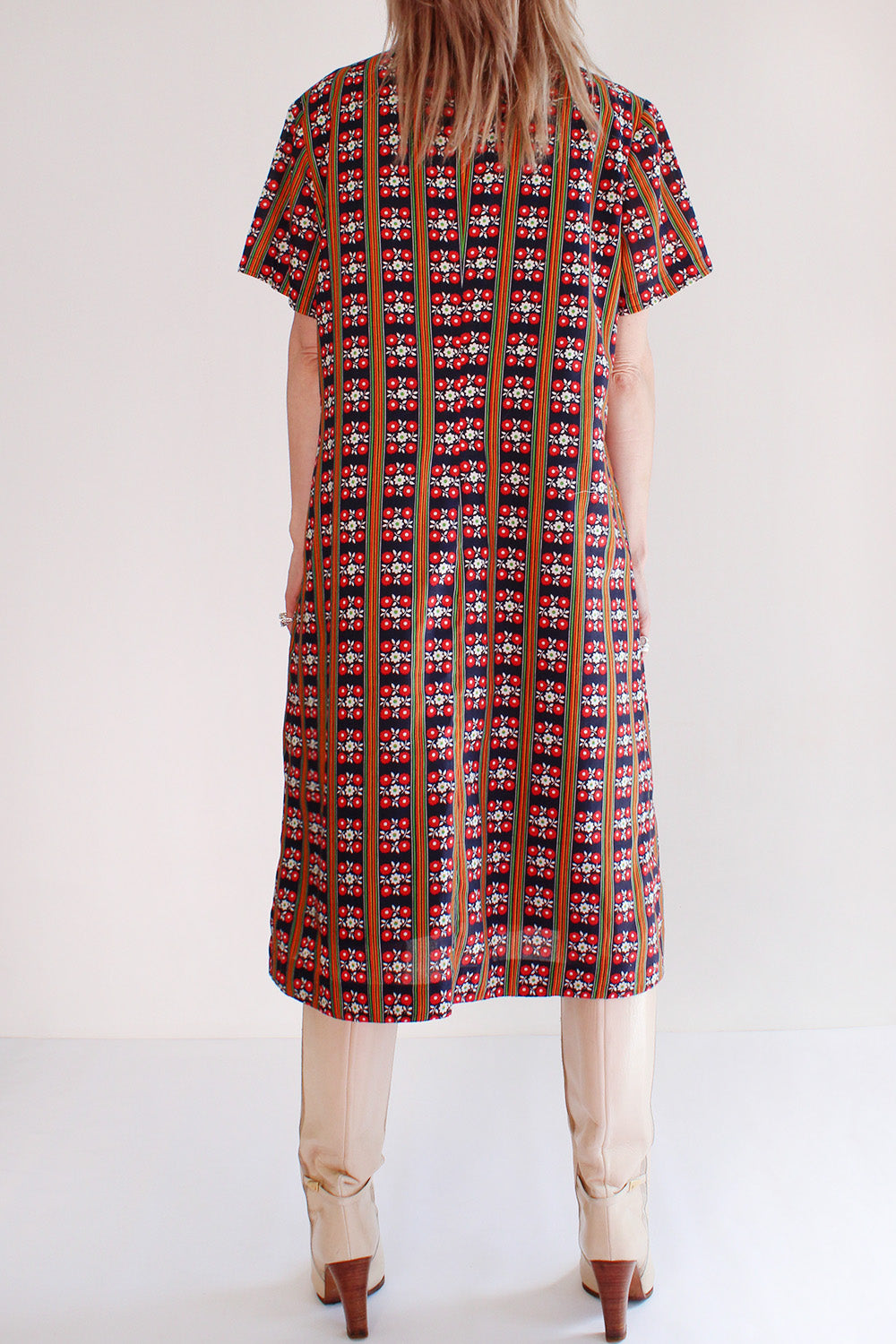 Vintage jaren 60 jurk donkerblauw-rood-geel-groen-wit met print gedragen achterkant - katoenen jurk achterzijde