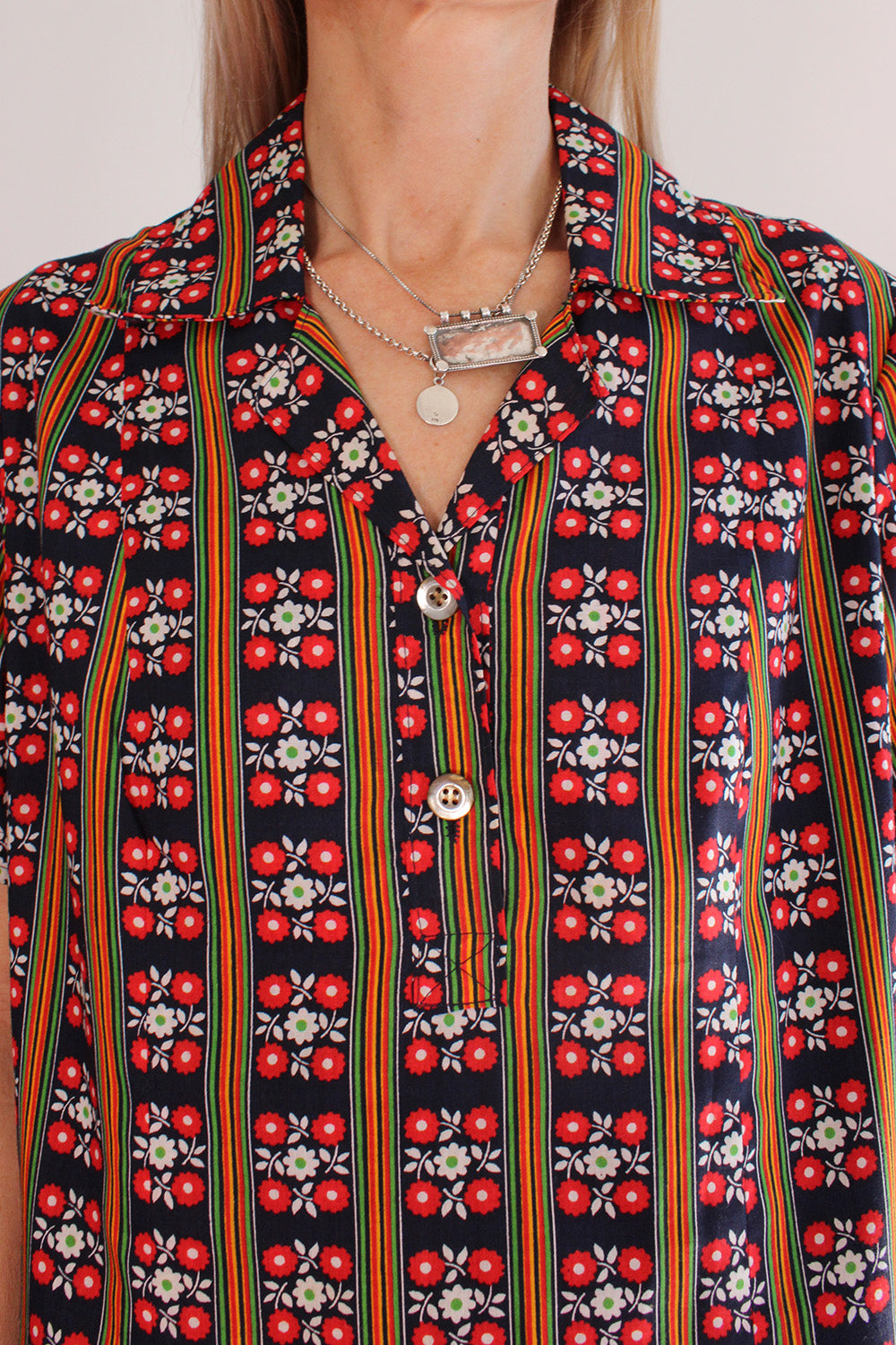 Vintage jaren 60 jurk donkerblauw-rood-geel-groen-wit met print - katoenen jurk met viscose onderjurk - detail hals en sluiting

