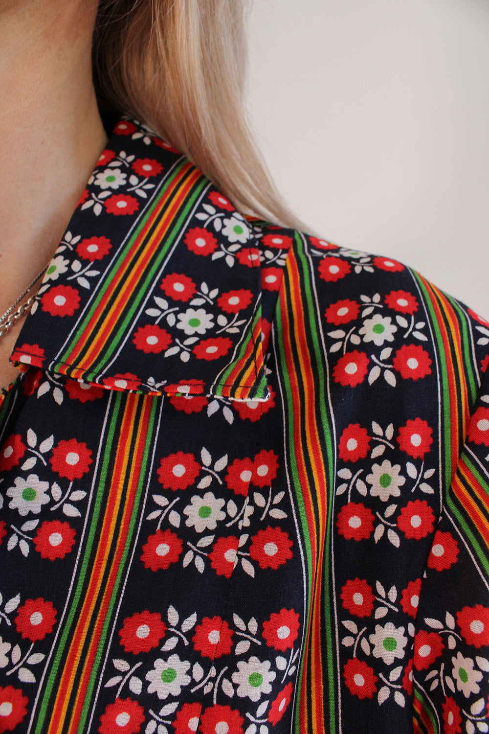 Vintage jaren 60 jurk donkerblauw-rood-geel-groen-wit met print detail - close-up van print patroon en kraagje