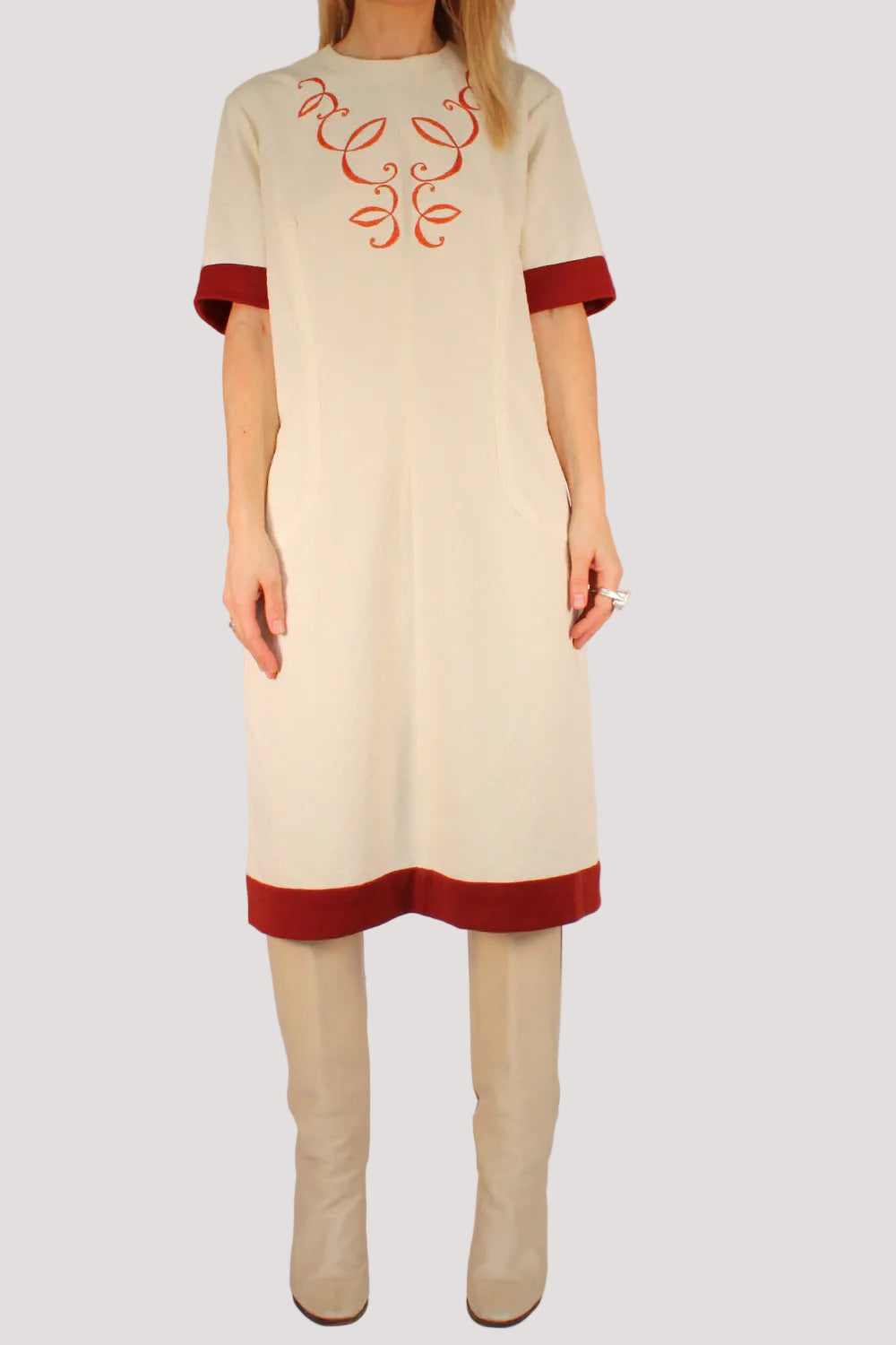 Afbeelding 1 (hoofdfoto): Vintage jaren 60 geborduurde midi jurk creme-brique - polyester getailleerde jurk met structuur maat 38-40