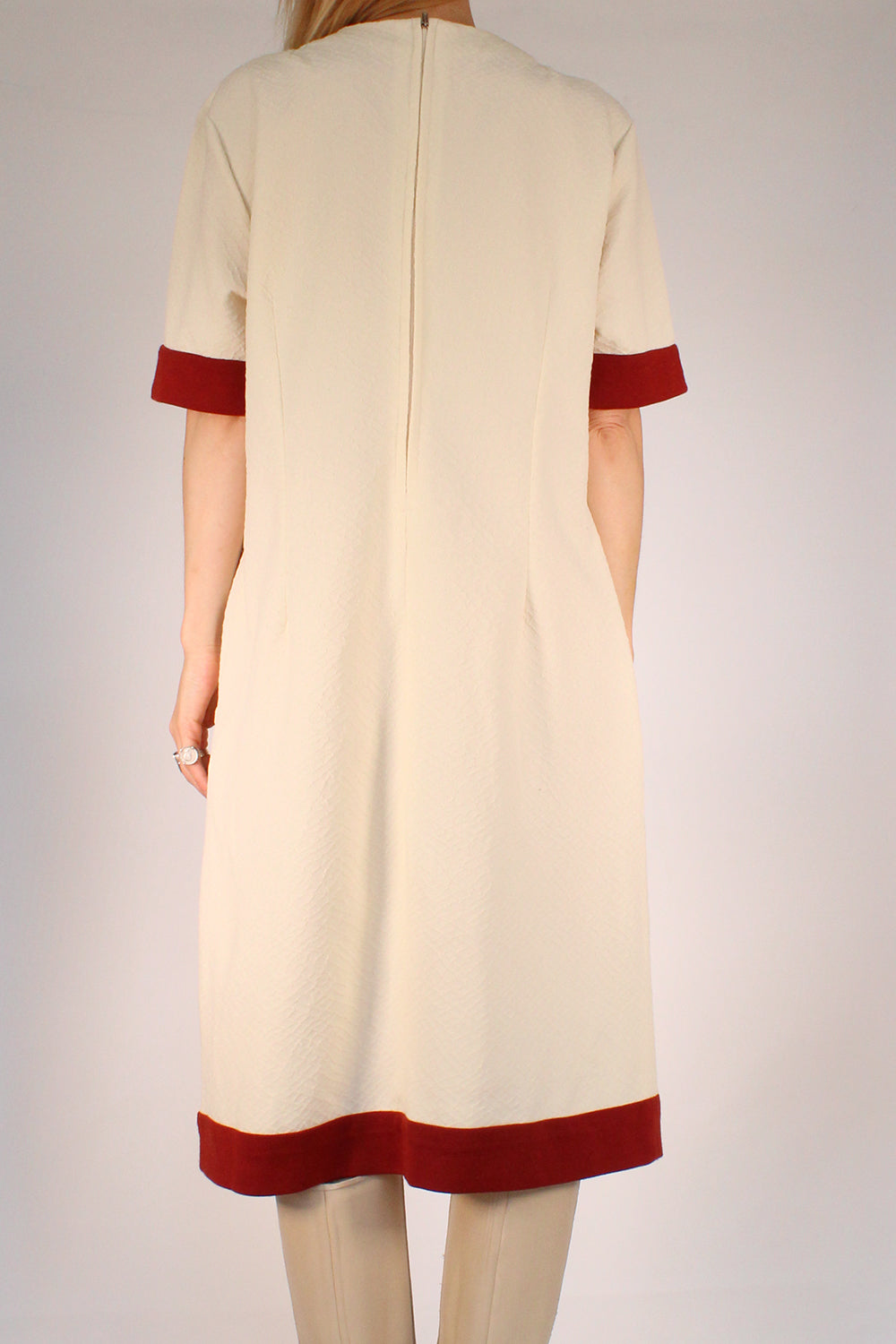 Afbeelding 5: Vintage jaren 60 geborduurde midi jurk creme-brique gedragen achterkant - polyester getailleerde jurk met ritssluiting